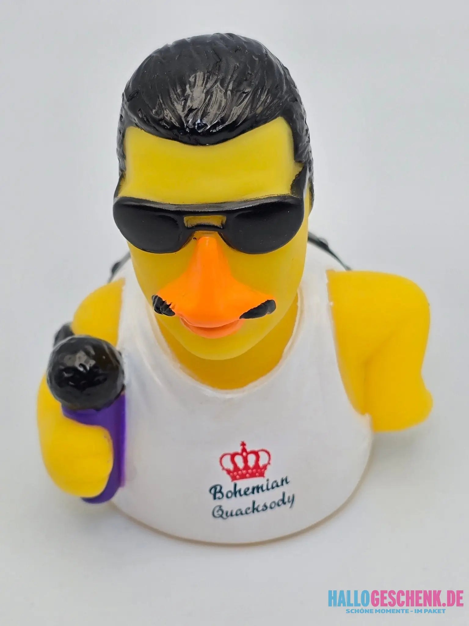Gelbe gummiente mit schwarzen sonnenbrillen und weißem tanktop mit roter krone und mikrofon bohemian quacksody von celebriDucks