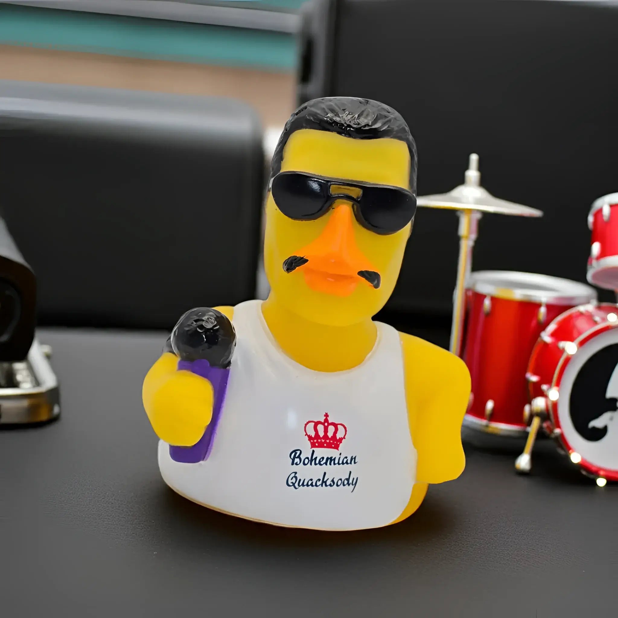Gelbe gummiente freddie mercury mit sonnenbrille schnauzer und mikrofon bohemian quacksody official celebriducks produkt