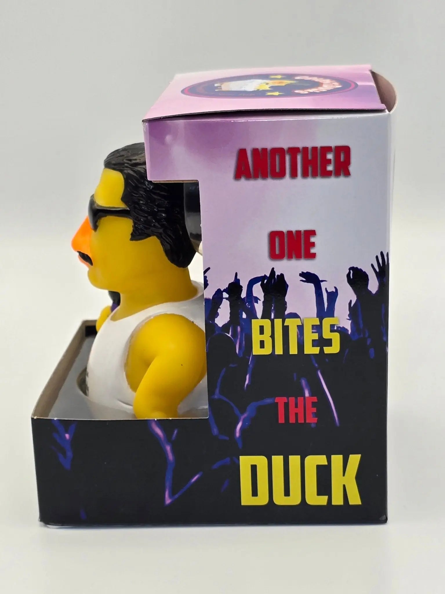 Gelbe gummiente bohemian quacksody mit schwarzen haaren, sonnenbrille und weißem tanktop von celebriducks