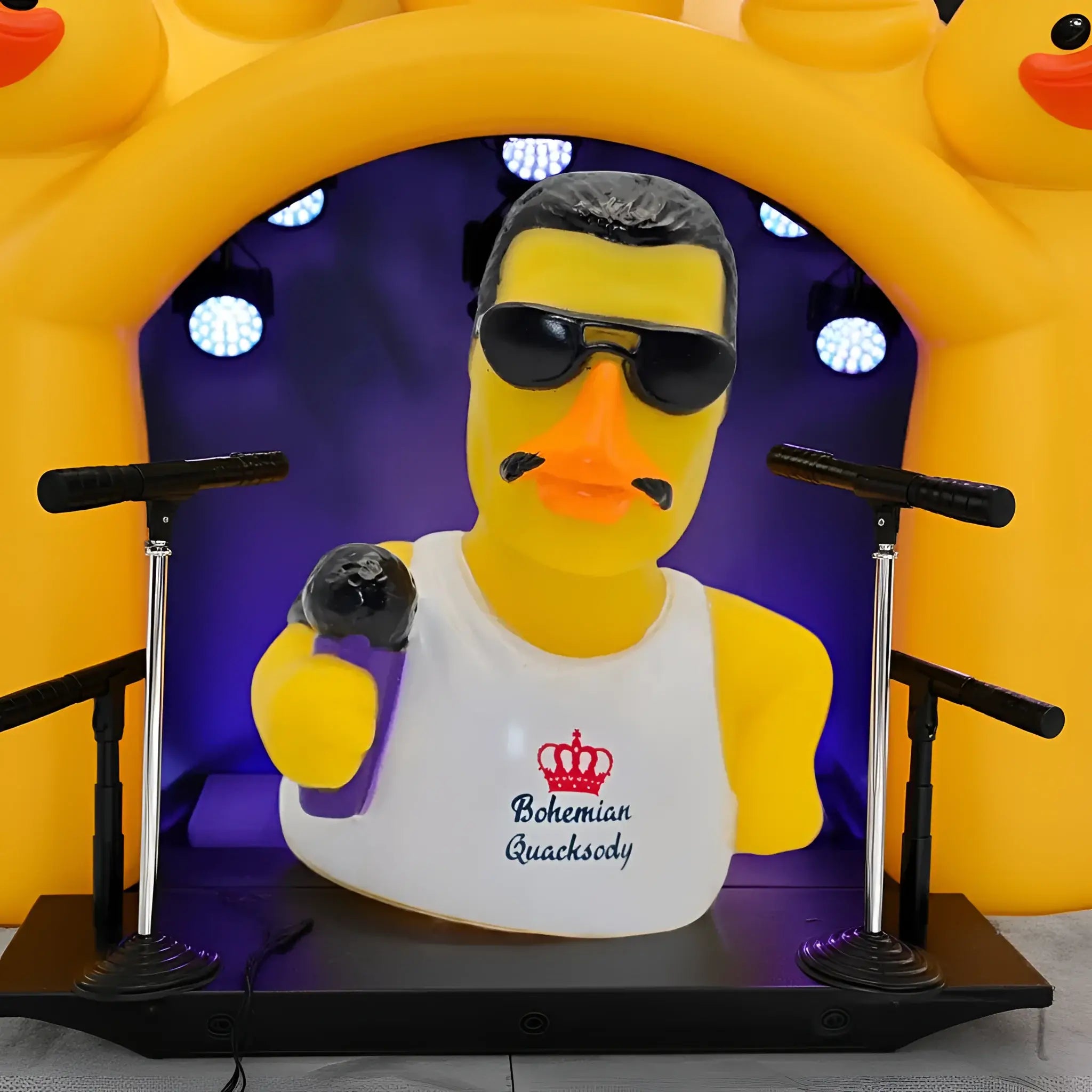gelbe gummiente mit sonnenbrille und schnurrbart im weißen tanktop mit bohemian quacksody print