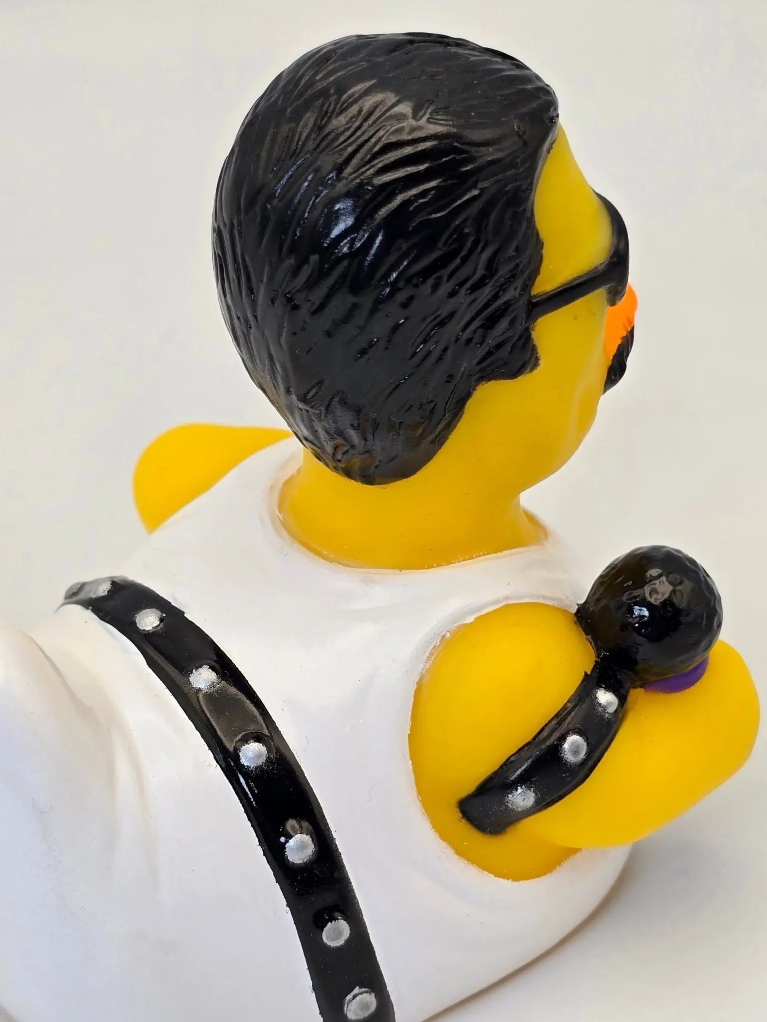 Gelbe gummiente mit schwarzem haar, sonnenbrille und weißem tanktop mit silbernen nieten bohemian quacksody celebriDucks