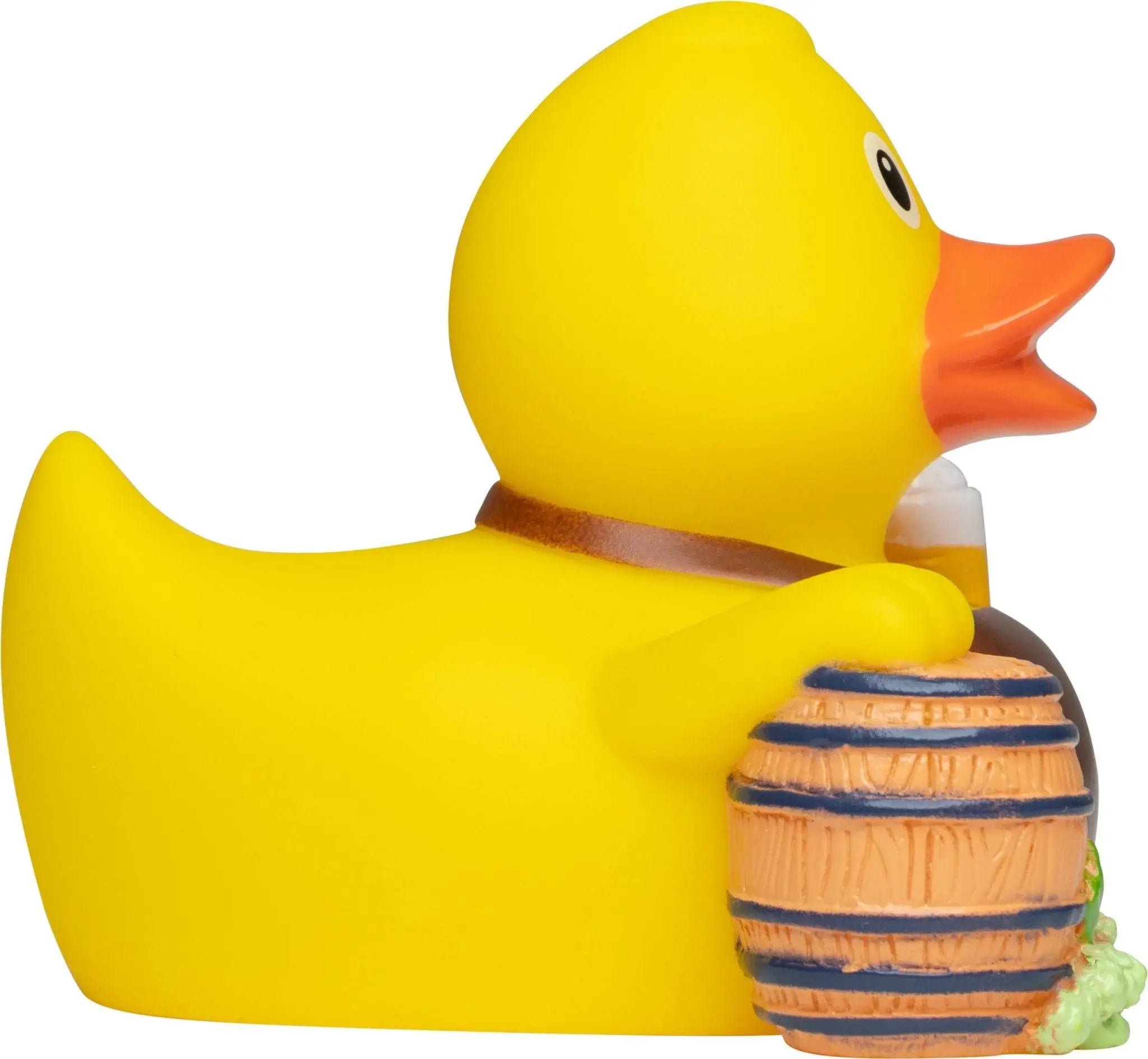 Gelbe badeente mit orangefarbenem schnabel und braunem kragen hält kleines holzfässchen perfekt fürs oktoberfest