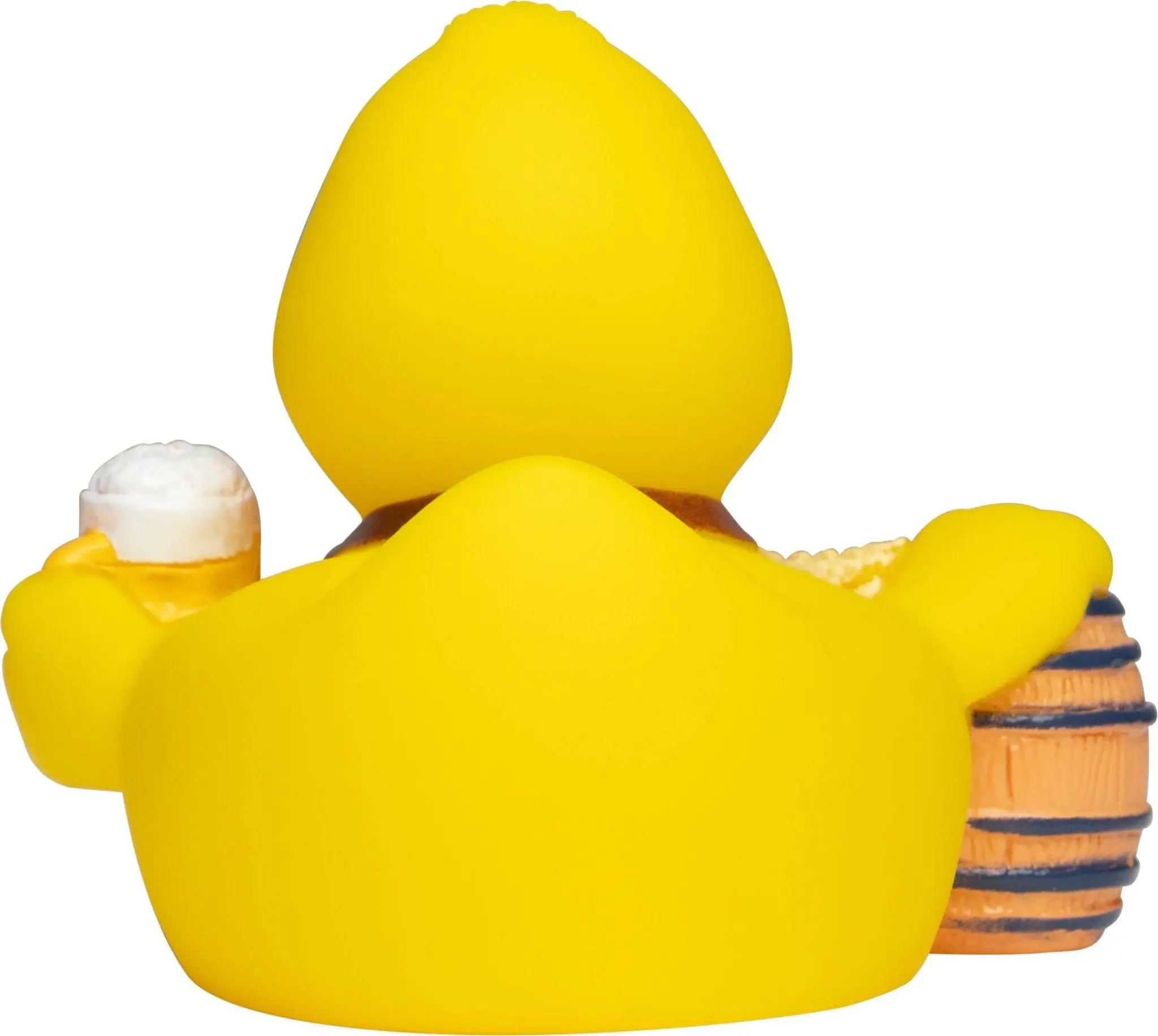 Gelbe quietsche-ente aus gummi mit bierkrug lehnt an holzfass perfekt fürs oktoberfest und brauerei spaß