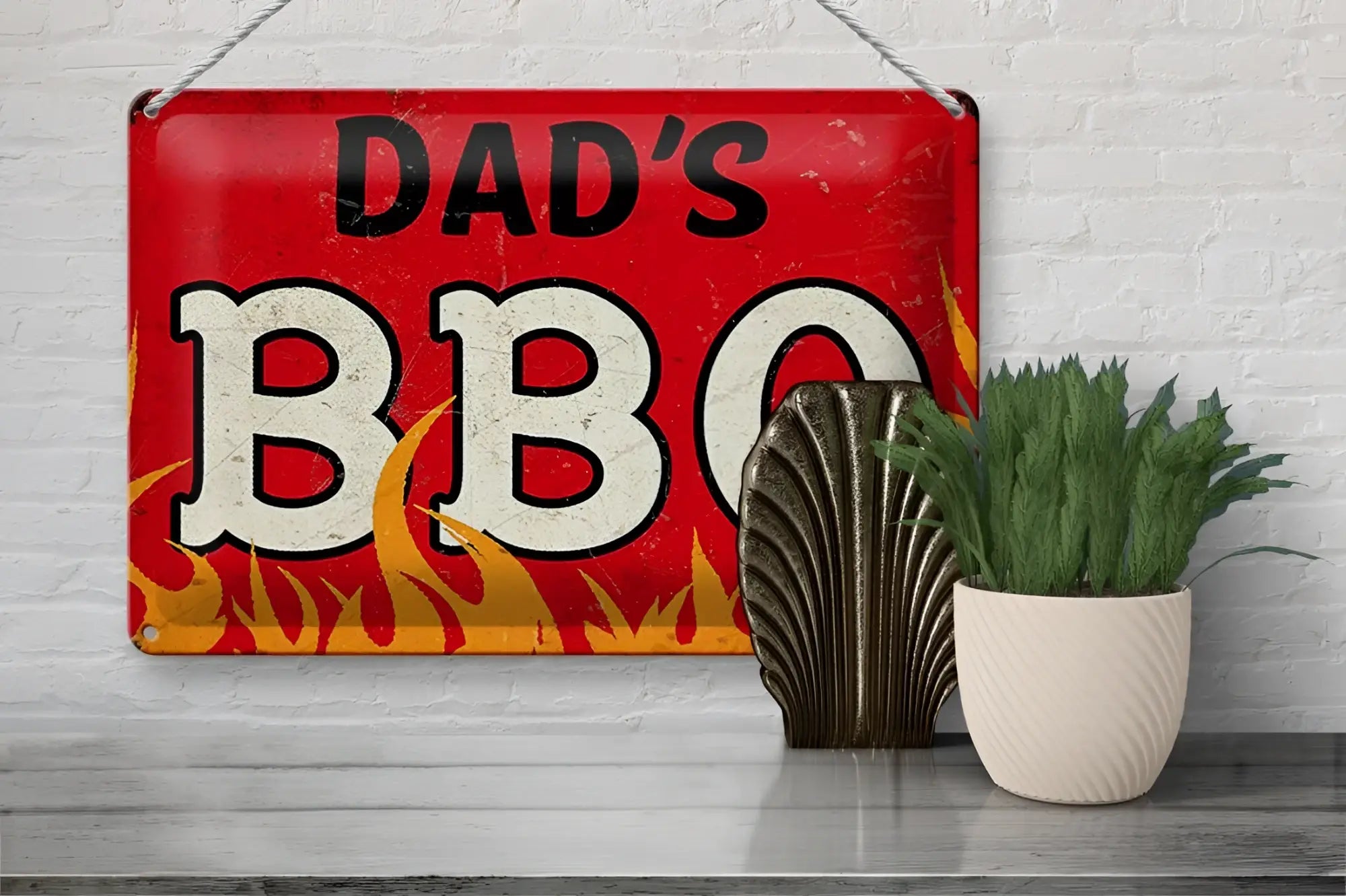 Rotes vintage-blechschild dad s bbq mit schwarzer weißer schrift und orangen flammenmotiven 20x30cm