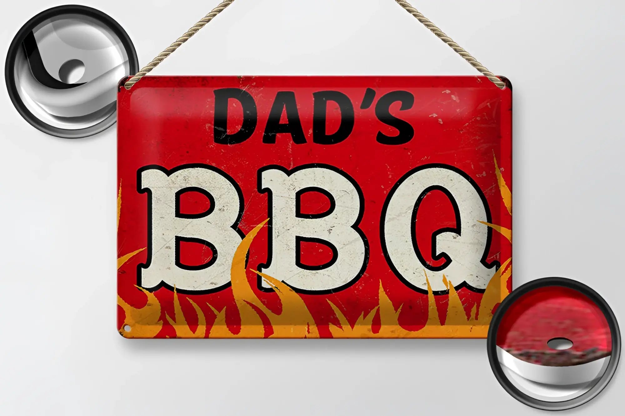 Rotes vintage-metallschild dads bbq mit weißer und schwarzer beschriftung und orangen flammenrahmen 20x30cm