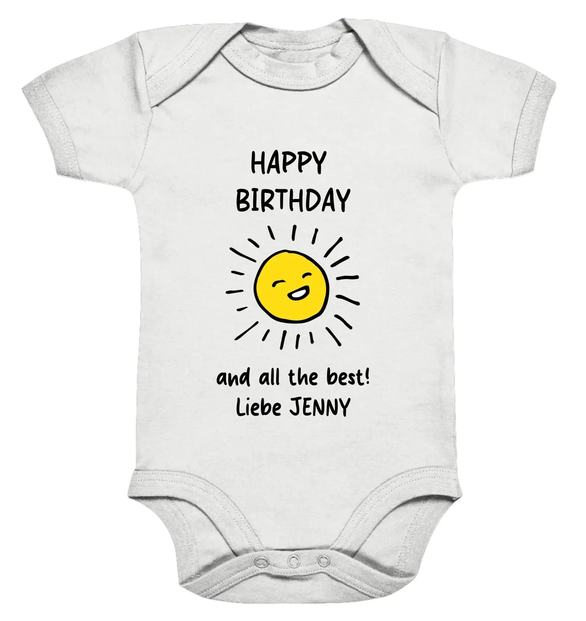 Weißer babystrampler mit fröhlicher gelber sonnengrafik und text happy birthday und all the best liebe jenny