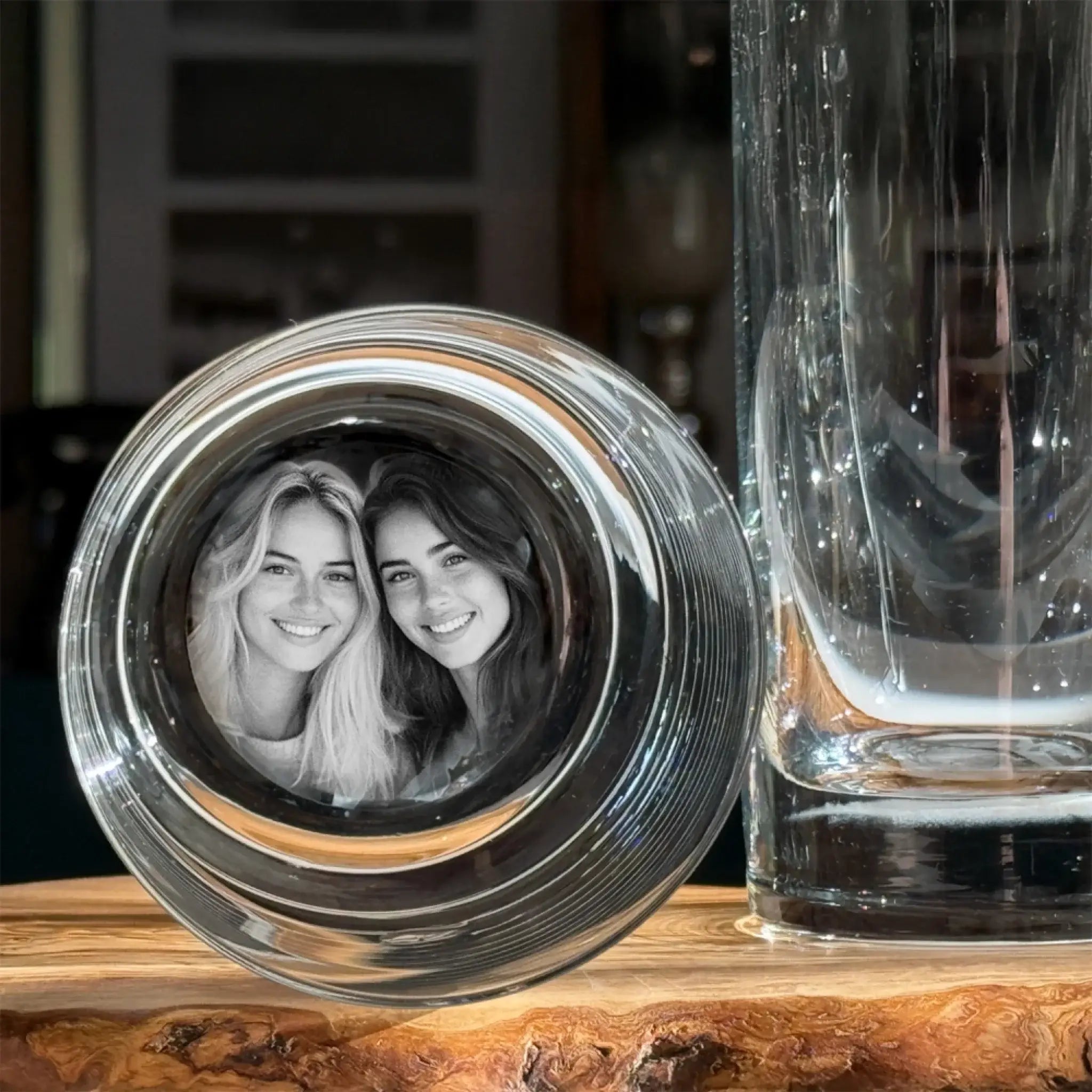 Klarer glas-fotorahmen mit kreisförmigem, geriffeltem design und schwarz-weiß-porträt in dein foto im glas longdrink 400ml
