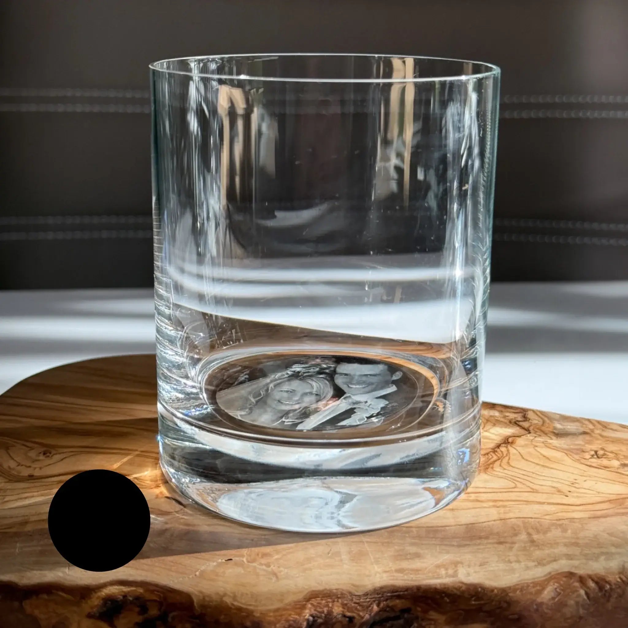 Klarer glas longdrink tumbler 400ml mit personalisierter lasergravur eines paareporträts am boden