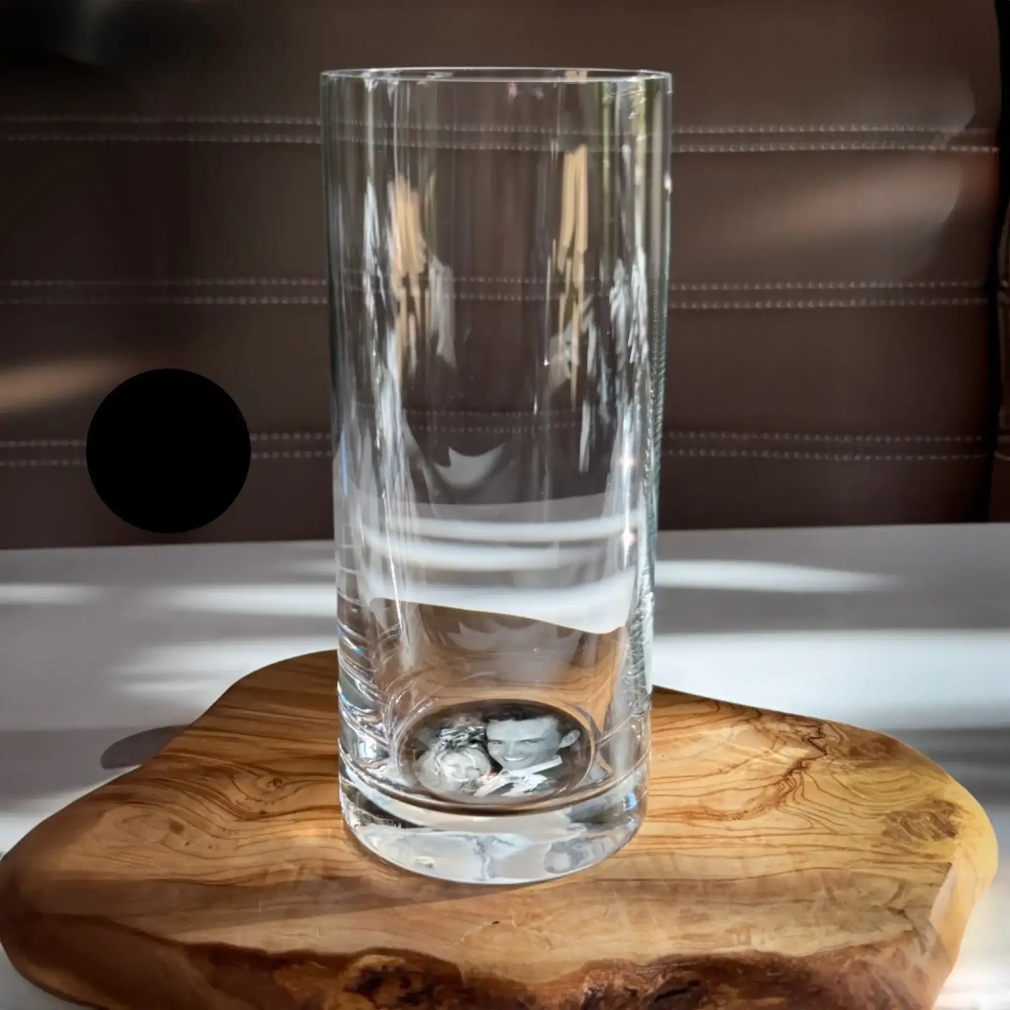 Klarer glas zylindrischer longdrink vase mit lasergravur und leicht geätztem design auf reflektierender basis