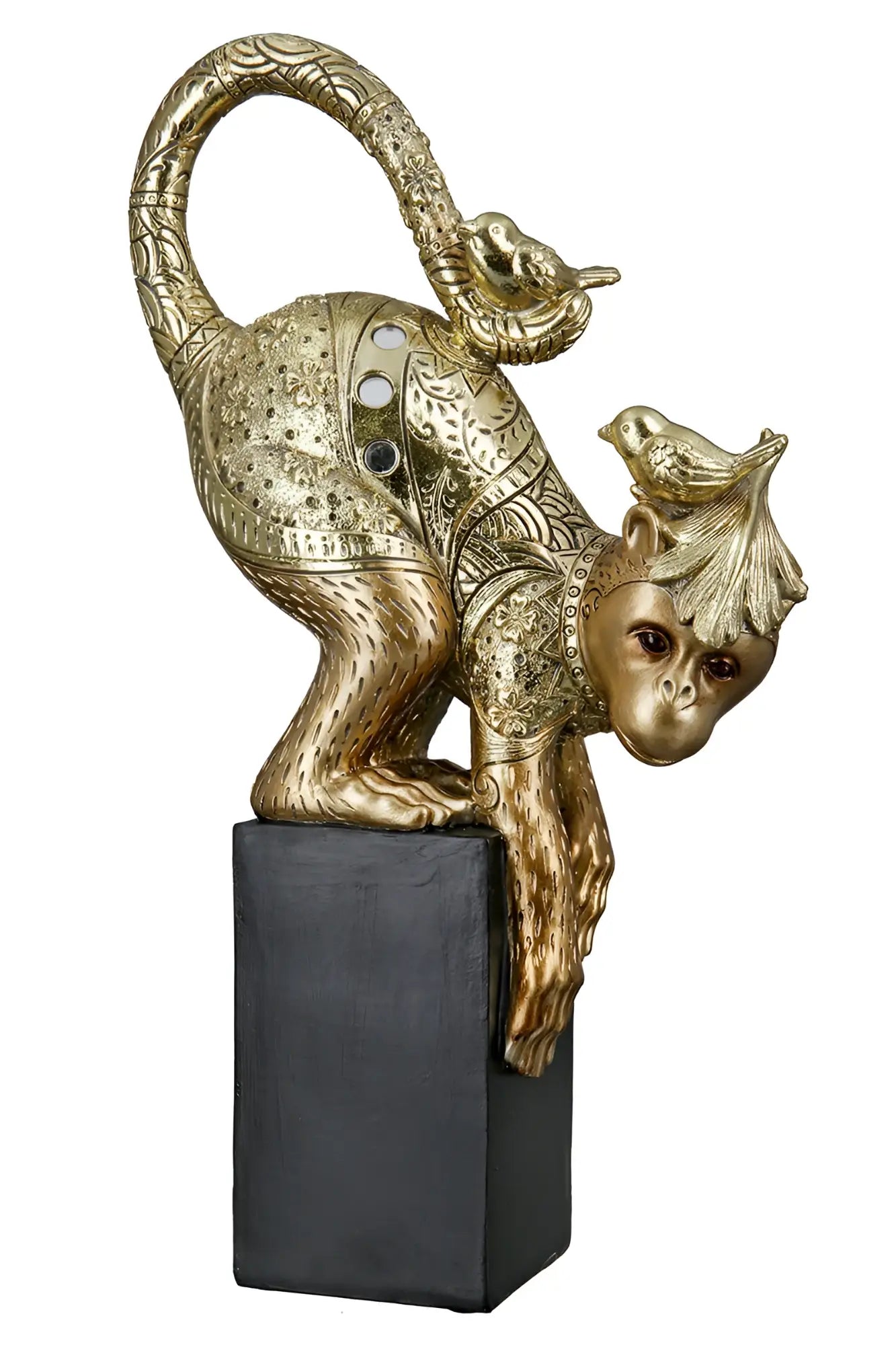 Goldener dekorativer affe aus kunstharz mit filigranen mustern und zwei kleinen vögeln auf schwarzem podest