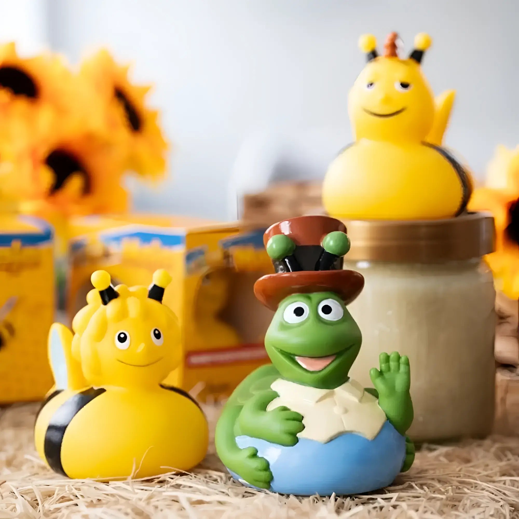 Grüne gummiente badeente mit zylinder hält ein eiförmiges objekt bundle die biene maja und freunde lizenzprodukt