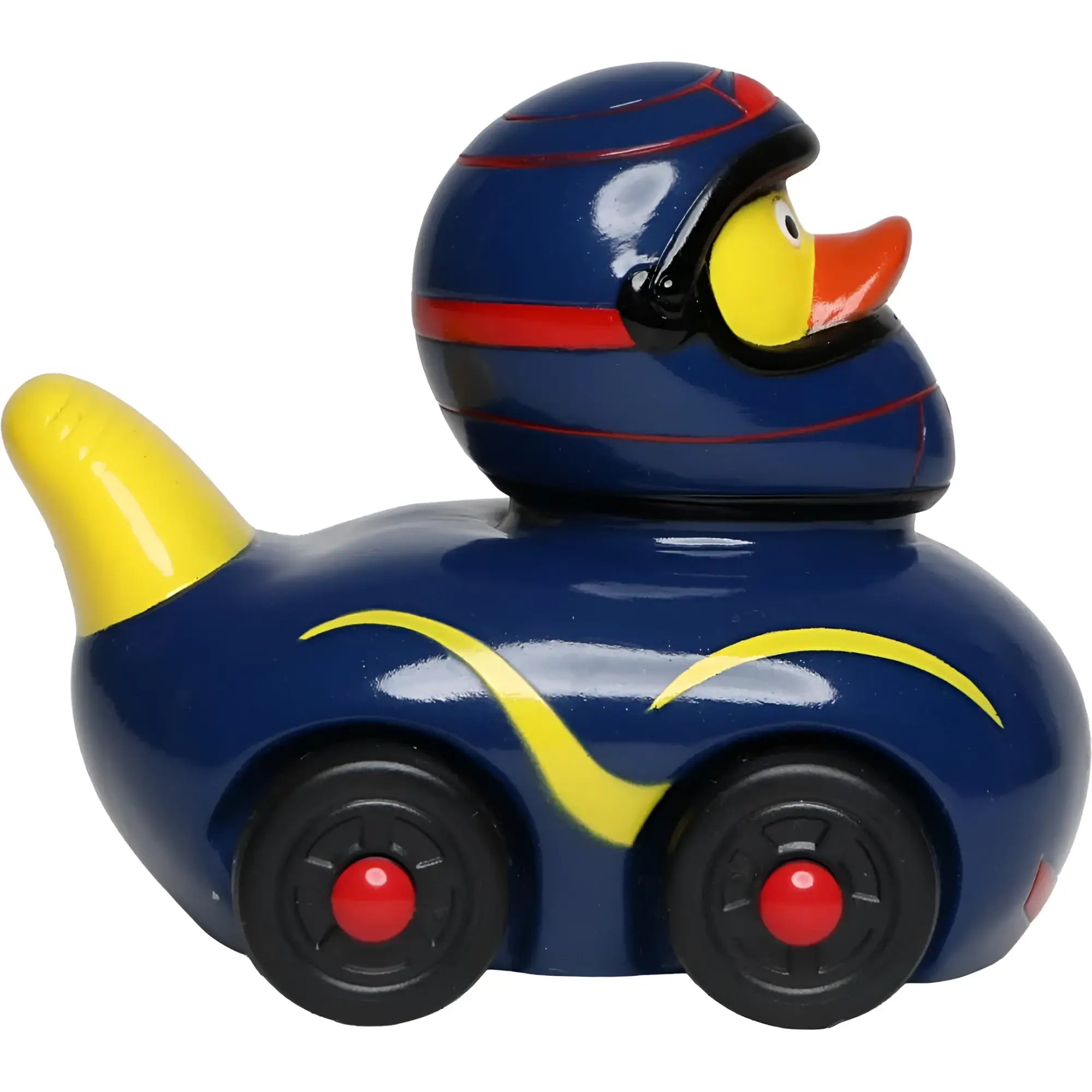 Blaue badeente mit rennhelm und blau-rot-gelbem anzug sitzt auf blauem rennwagen mit schwarzen rädern