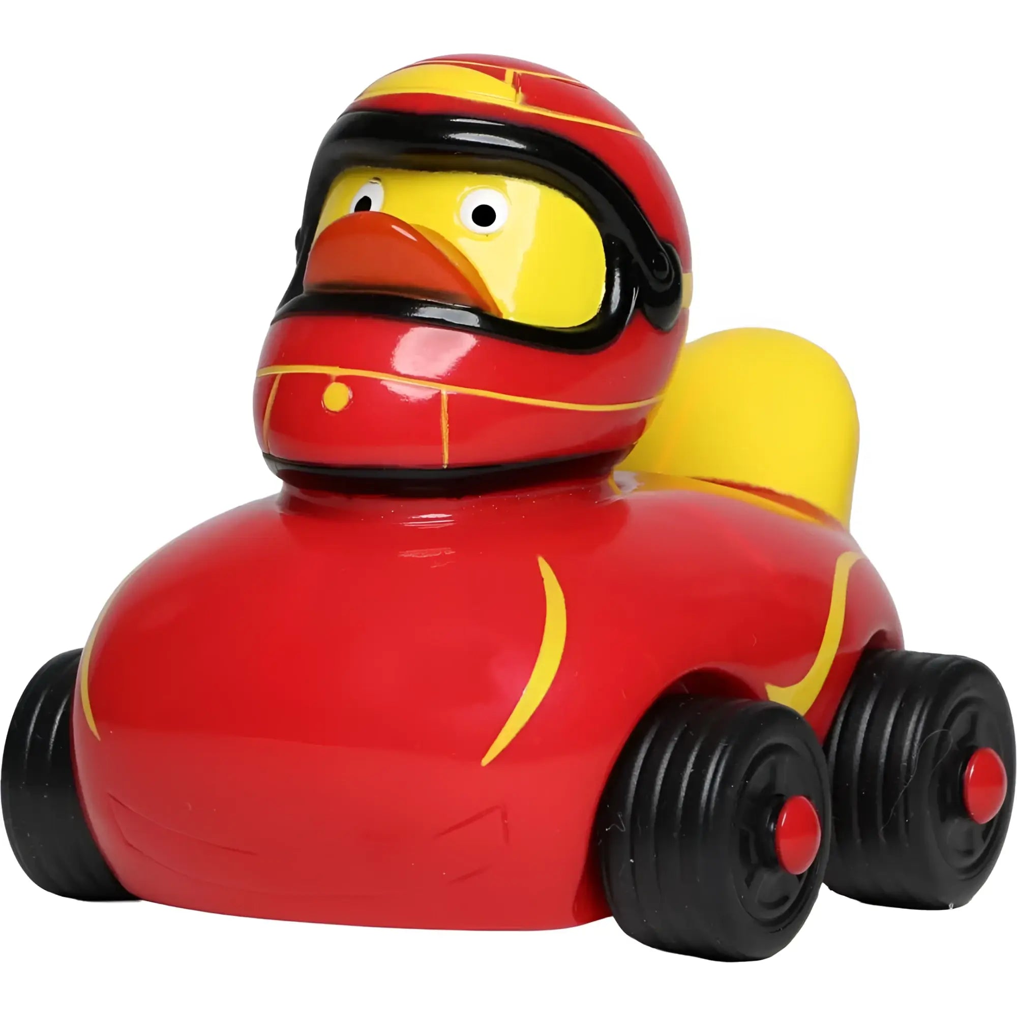 Rote badeente als rennfahrer mit rotem gelbem helm und schwarze sichtscheibe auf rotem rennauto mit flammenaufklebern
