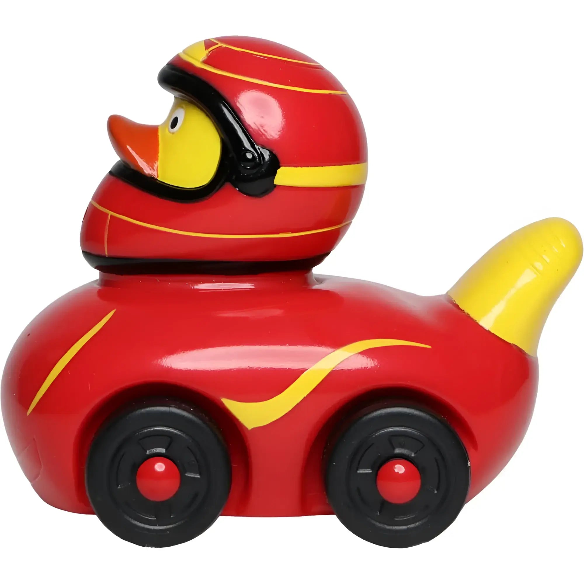 Rote badeente auf rädern als autorennfahrer mit glänzendem helm und flammendekor von schnabels