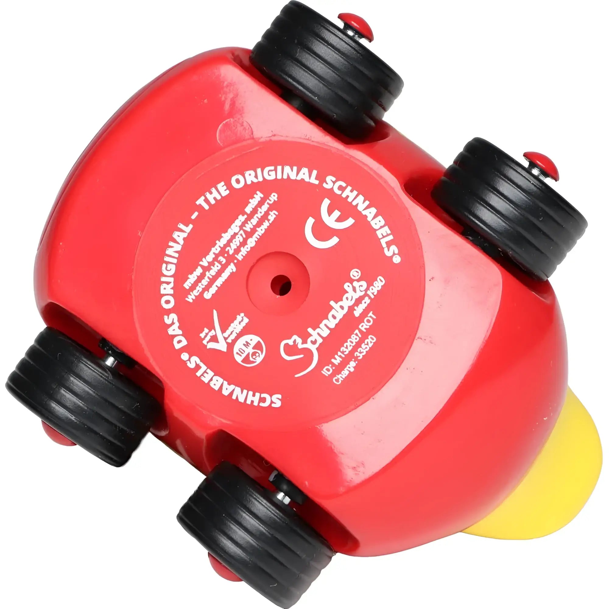 Rot gelbes plastikspielzeugauto mit schwarzen rädern und gelbem heck von original schnabels aus ducks auf wheels serie