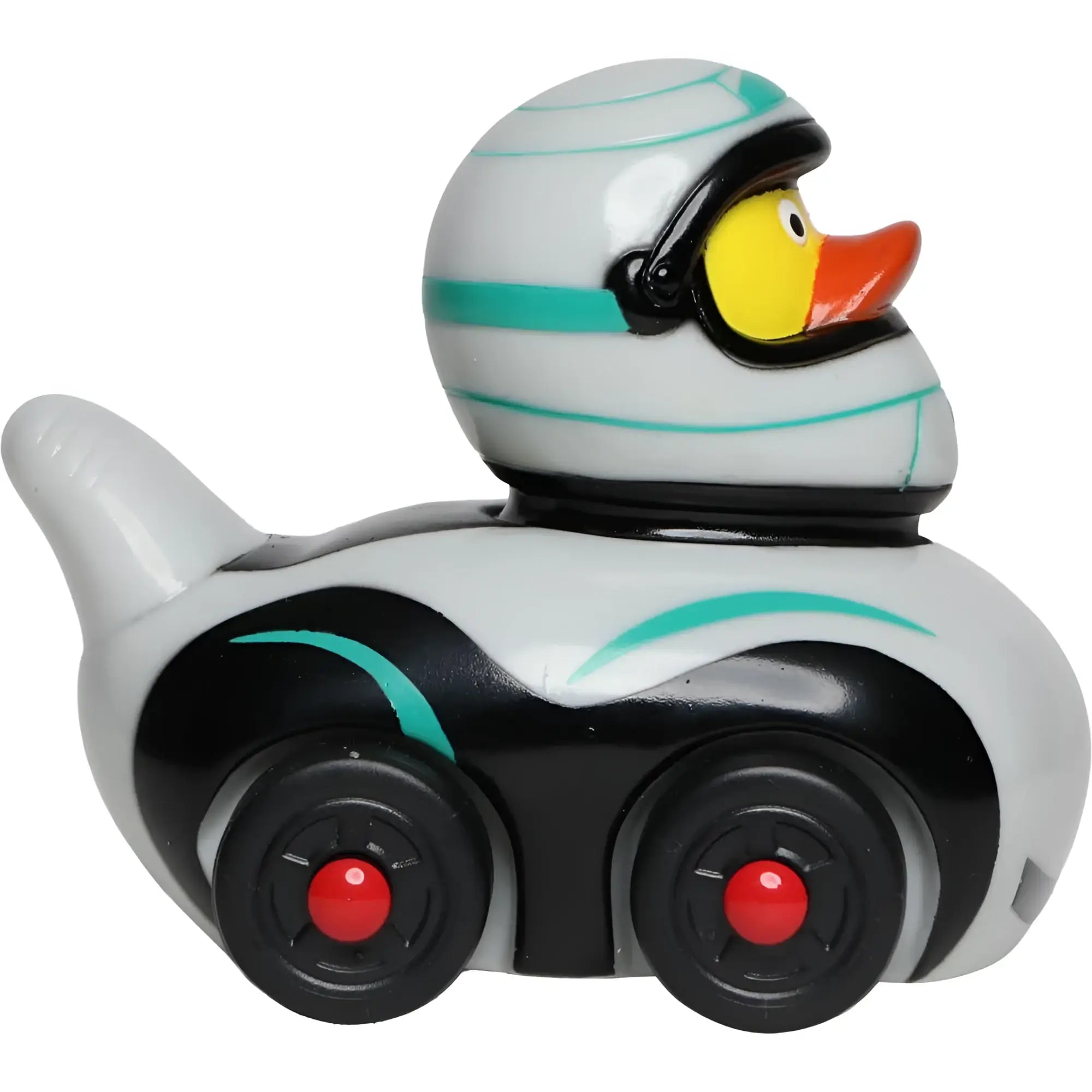Weiße badeente mit Petrolfarben schwarzem rennhelm im silber schwarzen rennwagen mit roten rädern von schnabels