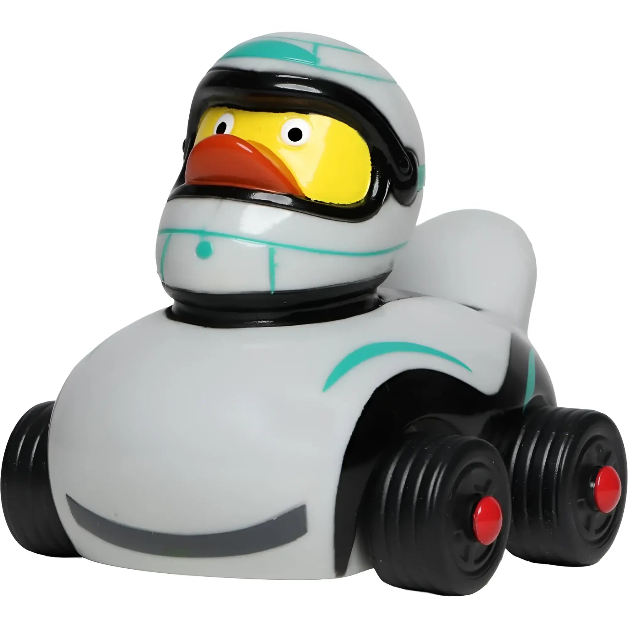 Weiße badeente in rennoverall mit helm sitzt auf silbernem rennauto mit schwarzen rädern und roten felgen von schnabels
