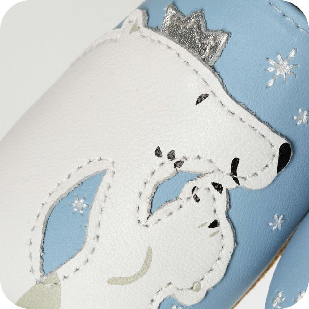 Babyhausschuhe aus weichem Leder. Bärenumarmung