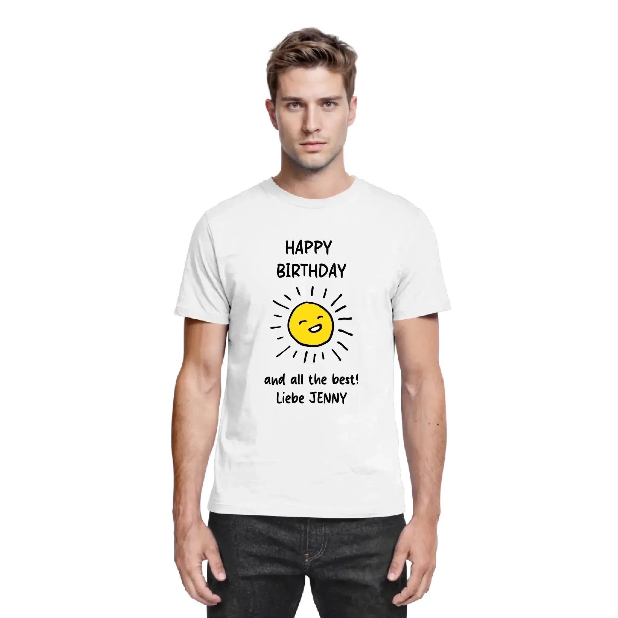 Weißes baumwoll t-shirt mit fröhlicher gelber sonne und text happy birthday und alles gute liebe jenny aus der statement collection