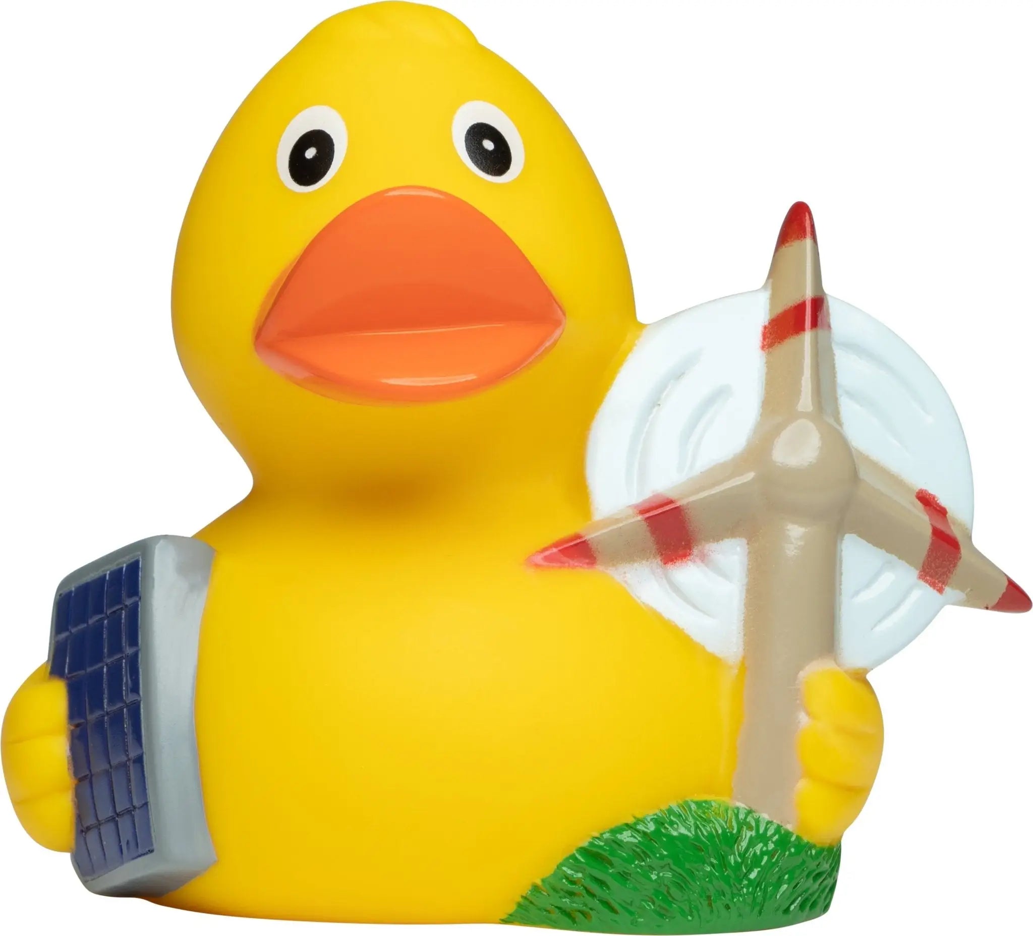 Gelbe quietsche-ente mit orangefarbenem schnabel hält flugzeug und trägt ein solarpanel am linken flügel