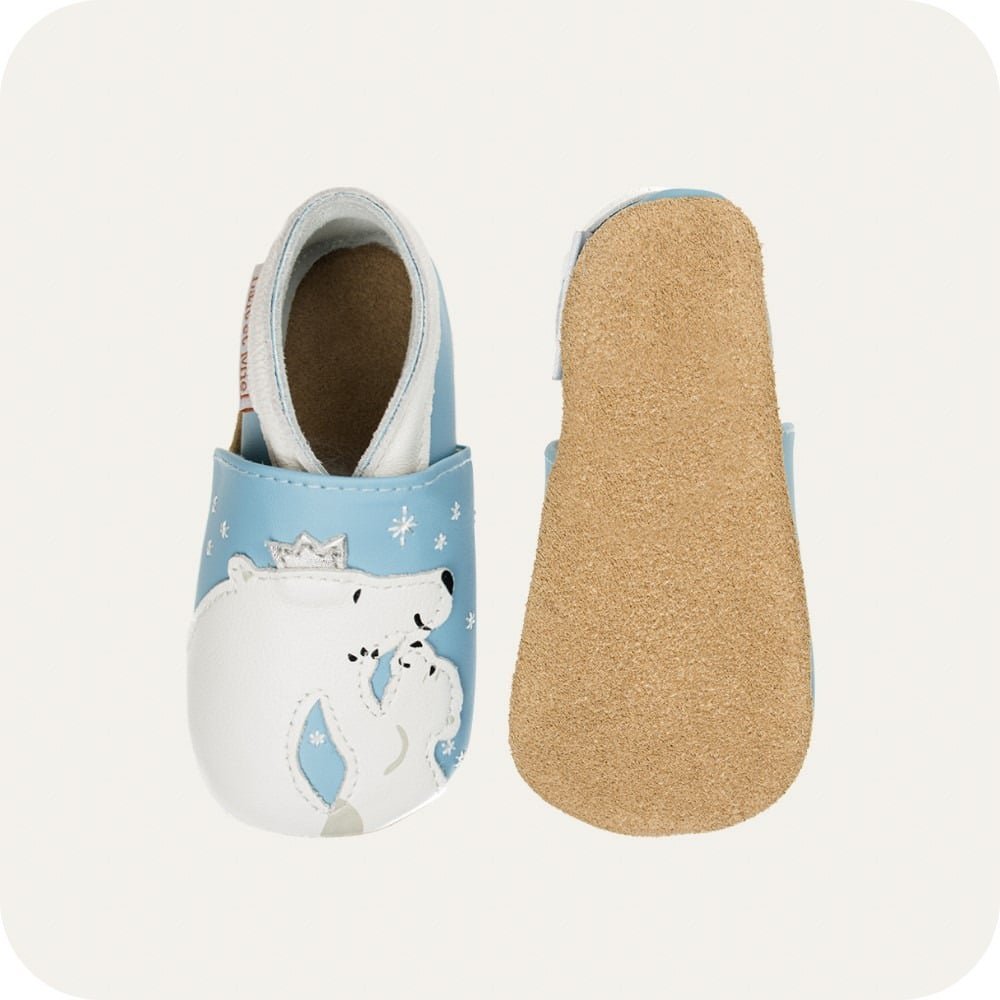 Babyhausschuhe aus weichem Leder. Bärenumarmung