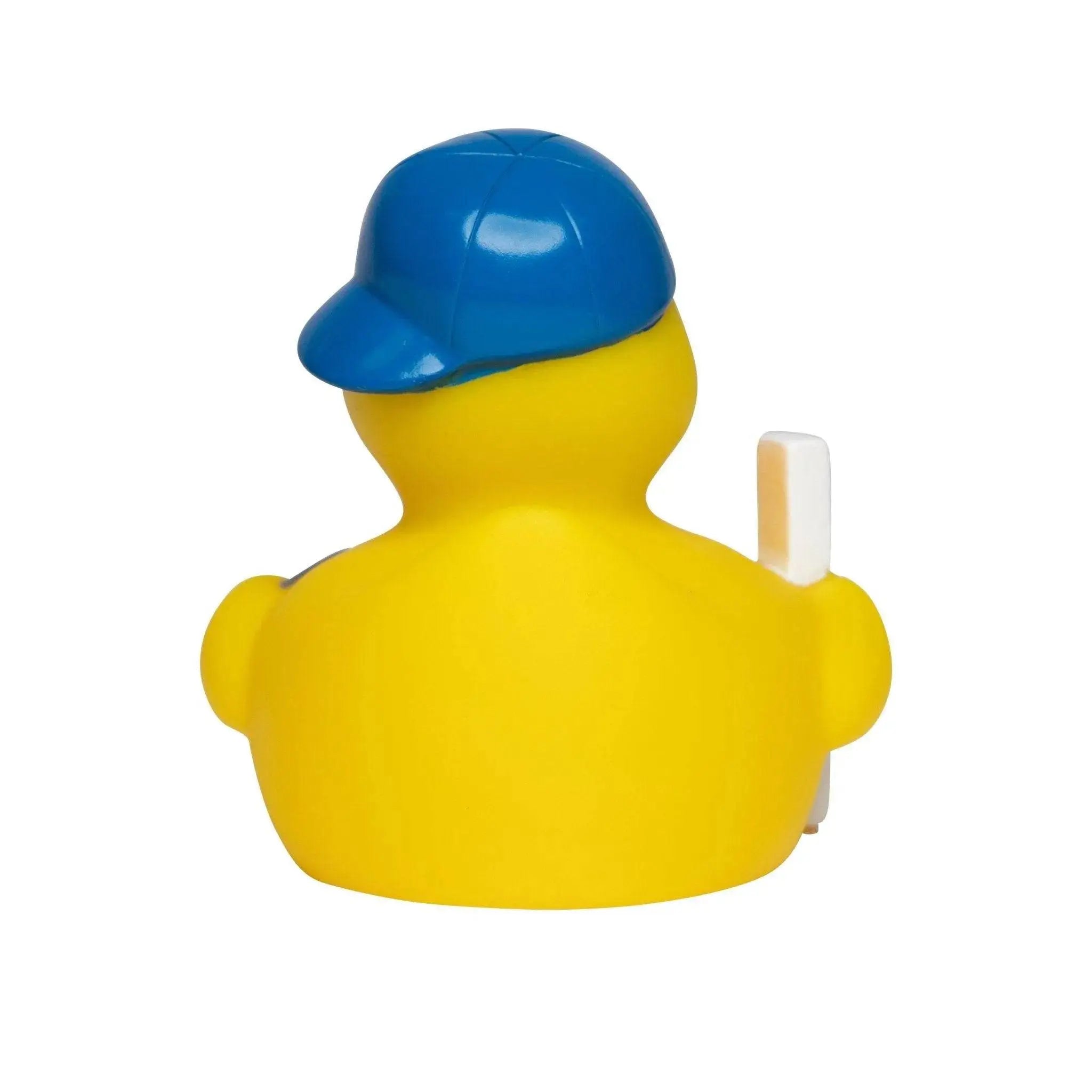 Gelbe badeente mit blauem cap und weißer kreide für fahranfänger und fahrschule quietsche-ente