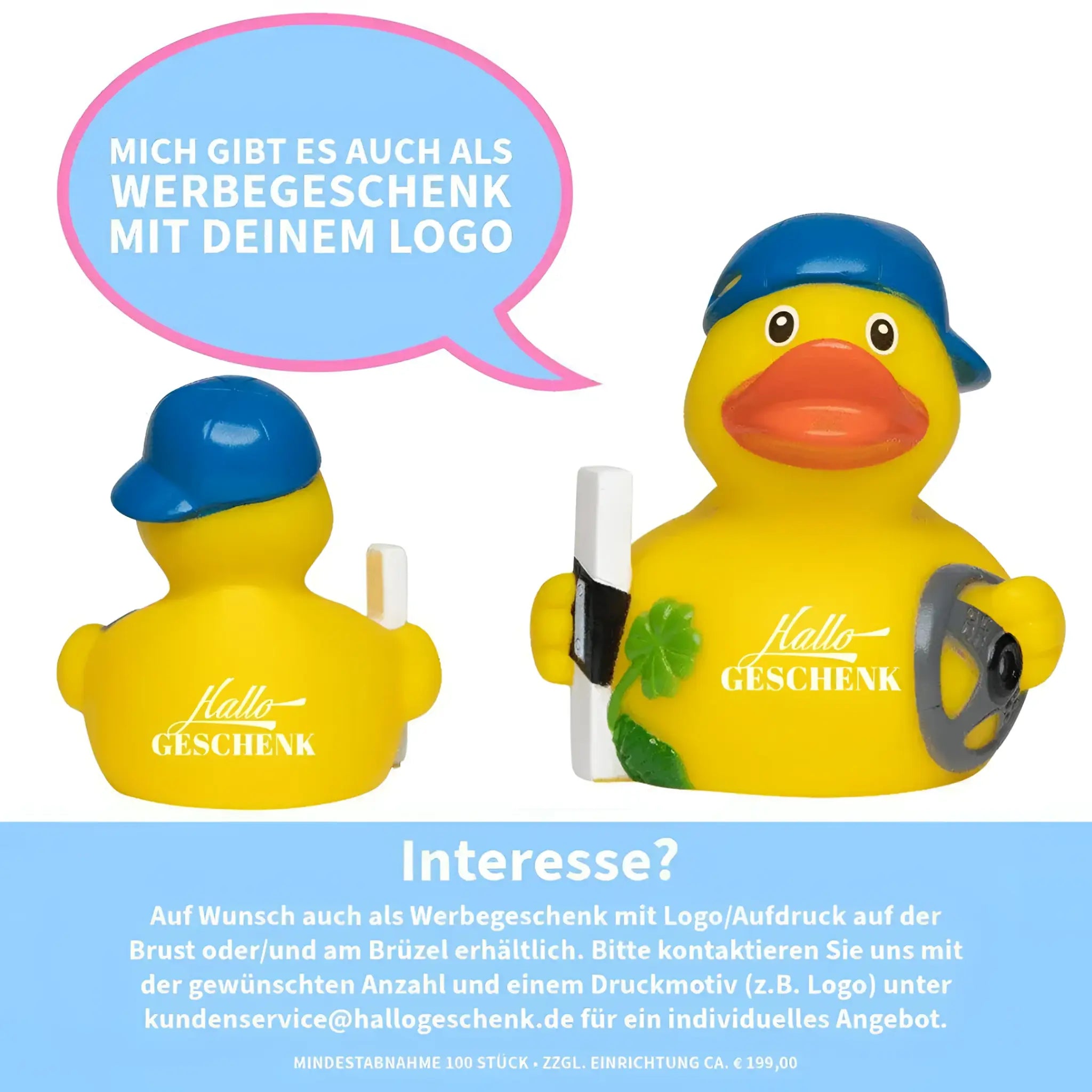 Gelbe gummiente mit blauem cap und lenkrad fürs badezimmer mit hallo geschenk auf der seite fahrschule fahranfänger