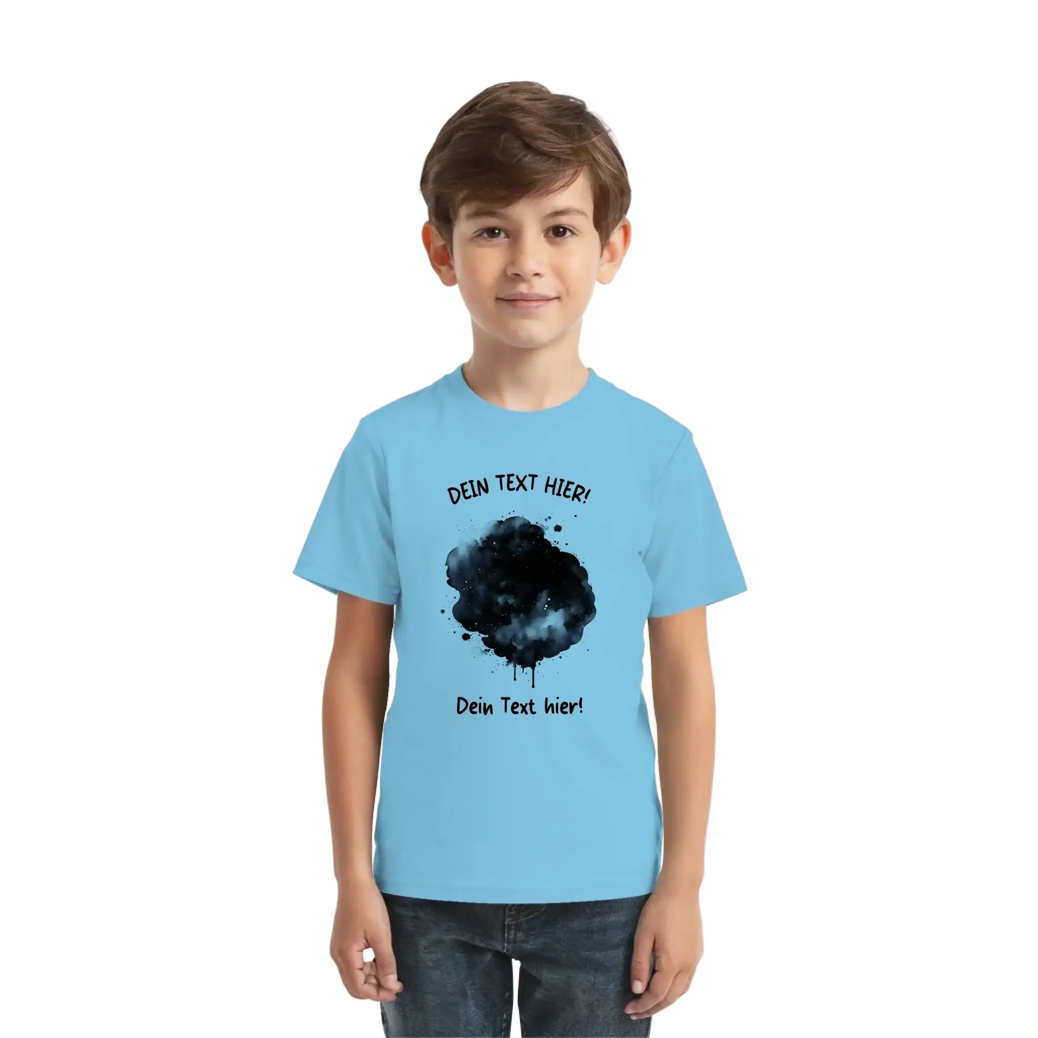 Hellblaues kurzarmshirt mit schwarzem aquarell-farbklecks effekt und deutschem platzhaltertext aus der statement-collection