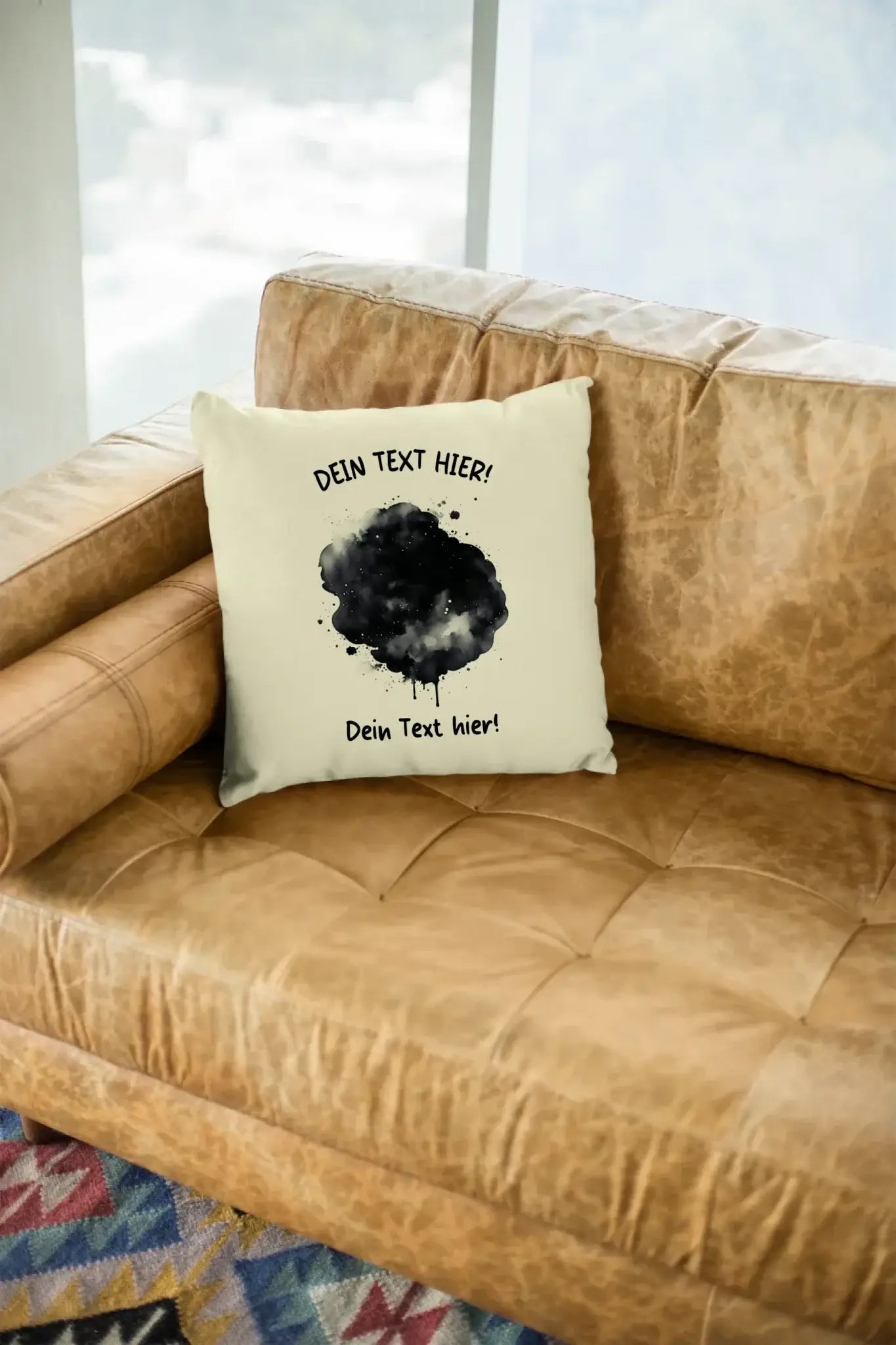 Creamfarbener kissenbezug mit schwarzem farbklecks effekt und deutschem platzhaltertext aus der statement collection