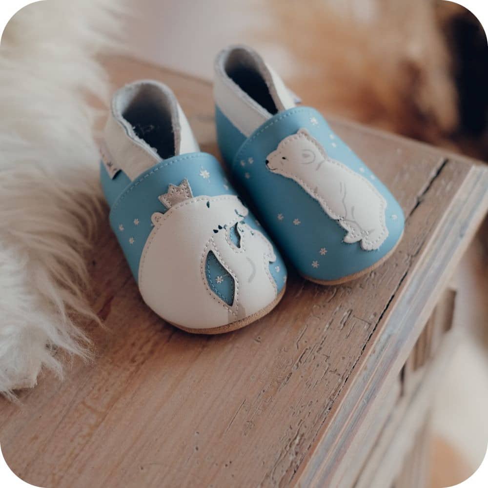 Babyhausschuhe aus weichem Leder. Bärenumarmung
