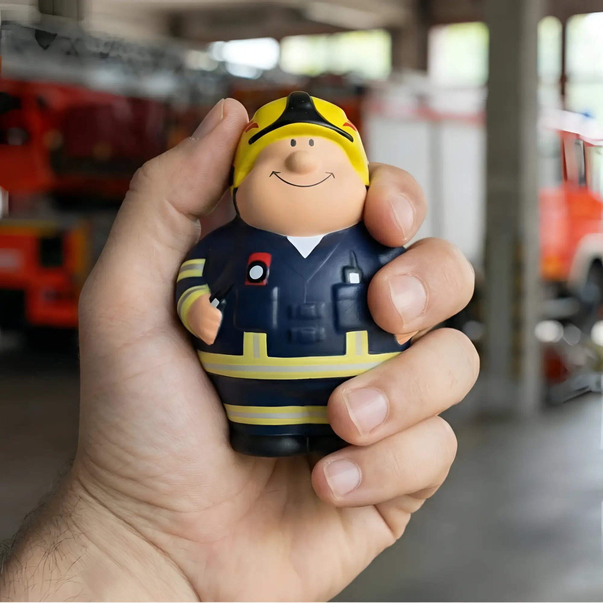 Gelbe und navyblaue feuerbert 20 feuerwehrmann stressball mit reflektierenden gelben streifen und helm zum knautschen