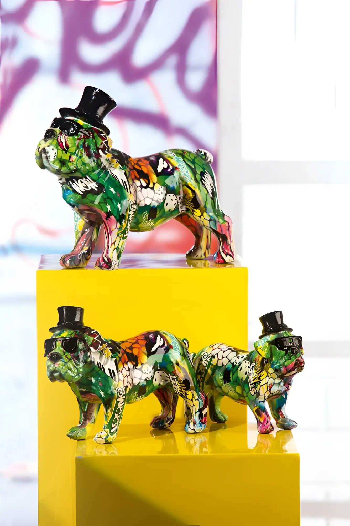 Figur bulldogge street art 3 mehrfarbig kunstharz mit mosaikmuster und schwarzen zylinderhüten von gilde