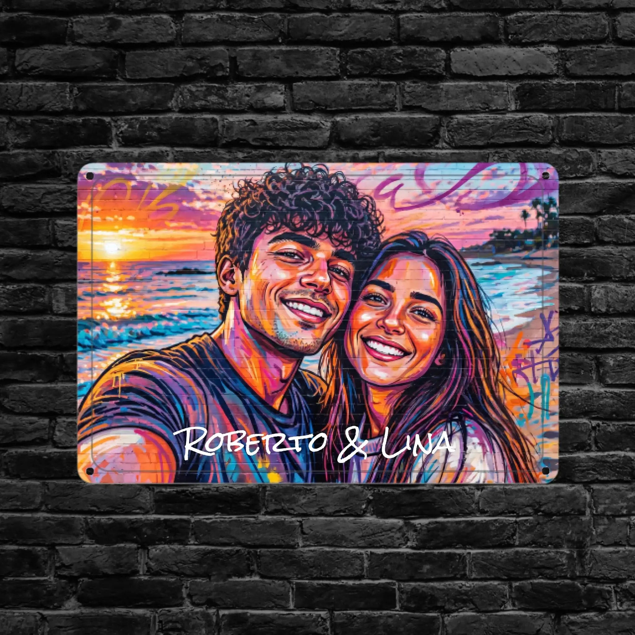 Vibrantes personalisiertes foto-blechschild mit bunt gemaltem porträt zweier lächelnder personen vor sonnenuntergang am strand