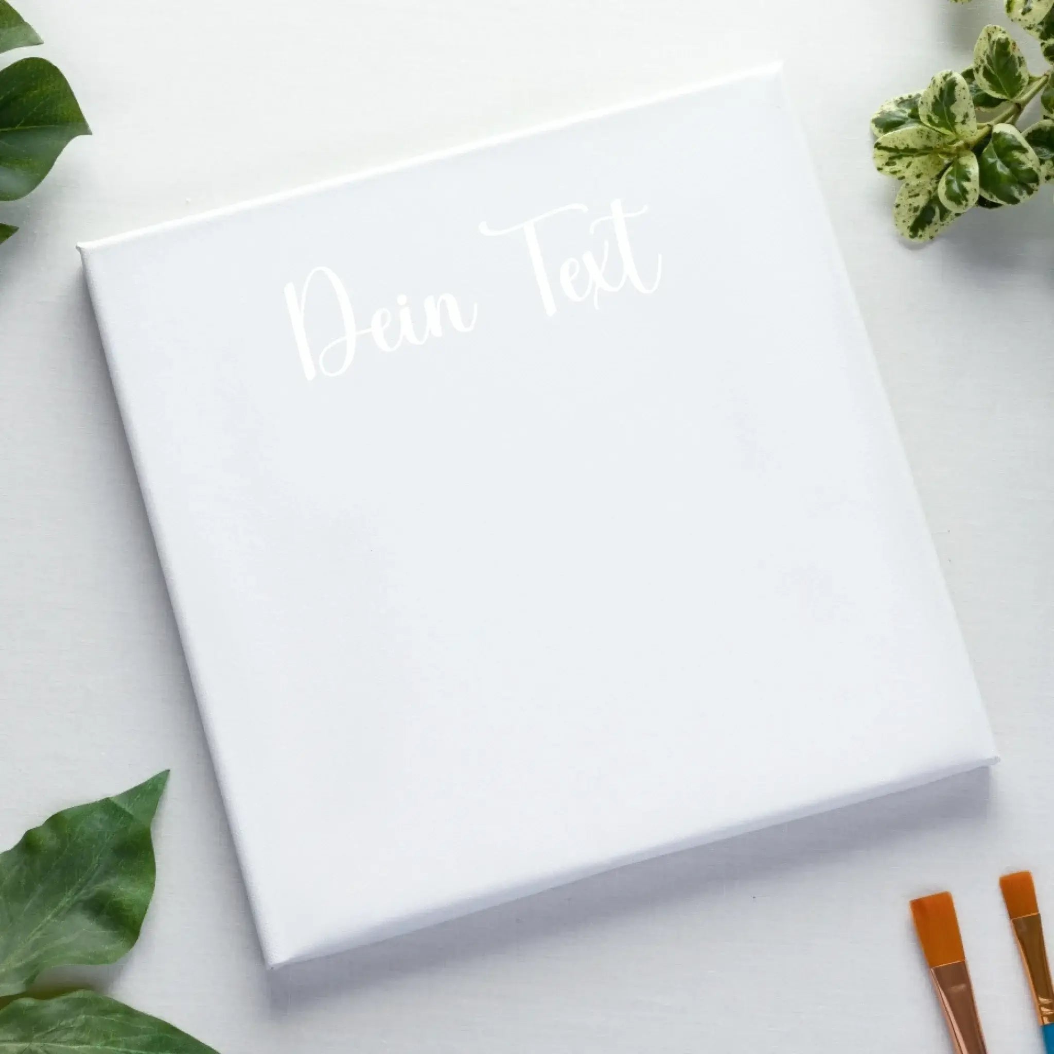 Weisse foto-leinwand mit dein text in feiner cursive gravur auf keilrahmen personalisiertes fotogeschenk 45x45 cm