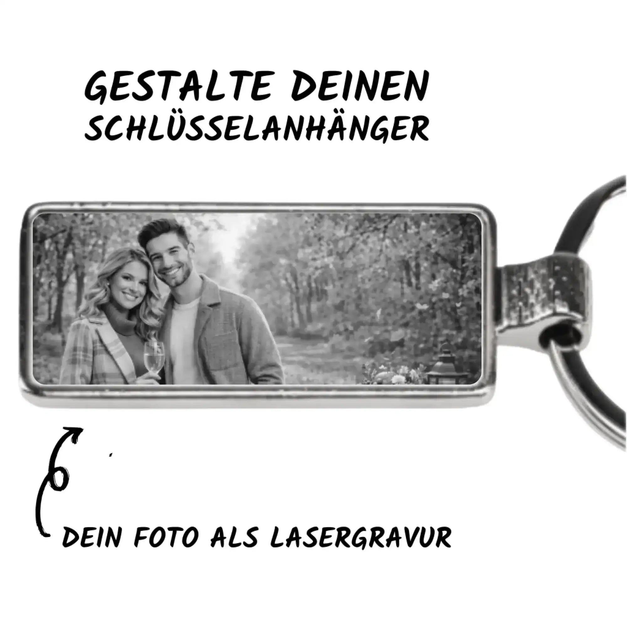 Rechteckiger silberner foto-schlüsselanhänger mit schwarz-weißer lasergravur eines lächelnden paares draußen