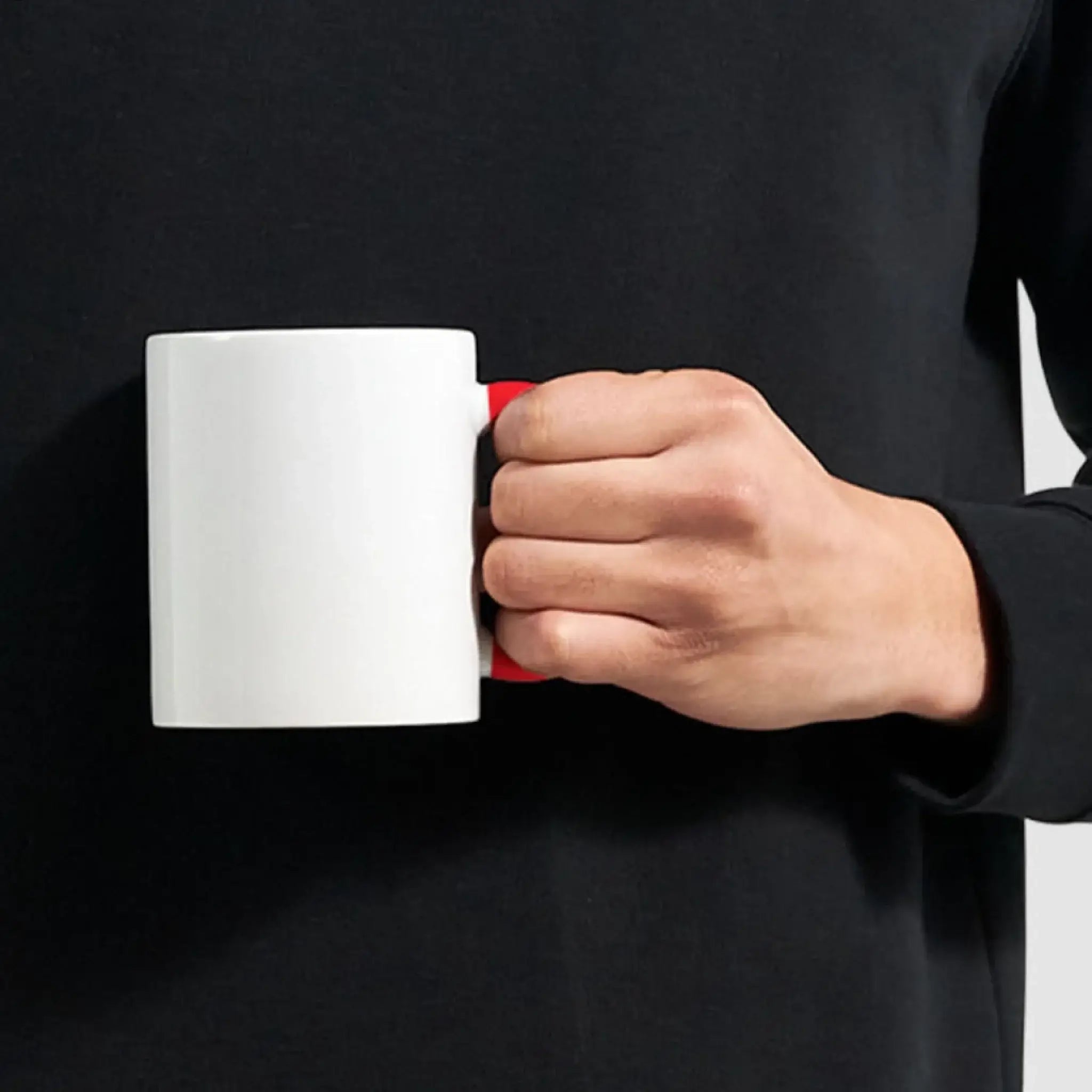 Weiße keramiktasse foto-tasse 50er mit rotem griff in der hand personalisiertes spülmaschinenfestes fotogeschenk