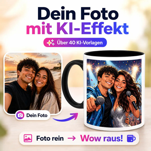 Eine weiße Keramiktasse mit schwarzem Henkel und Innenbereich, mit einem lebendigen, durch KI verstärkten Foto von zwei Menschen auf der Bühne, die Mikrofone unter grellem Licht halten.