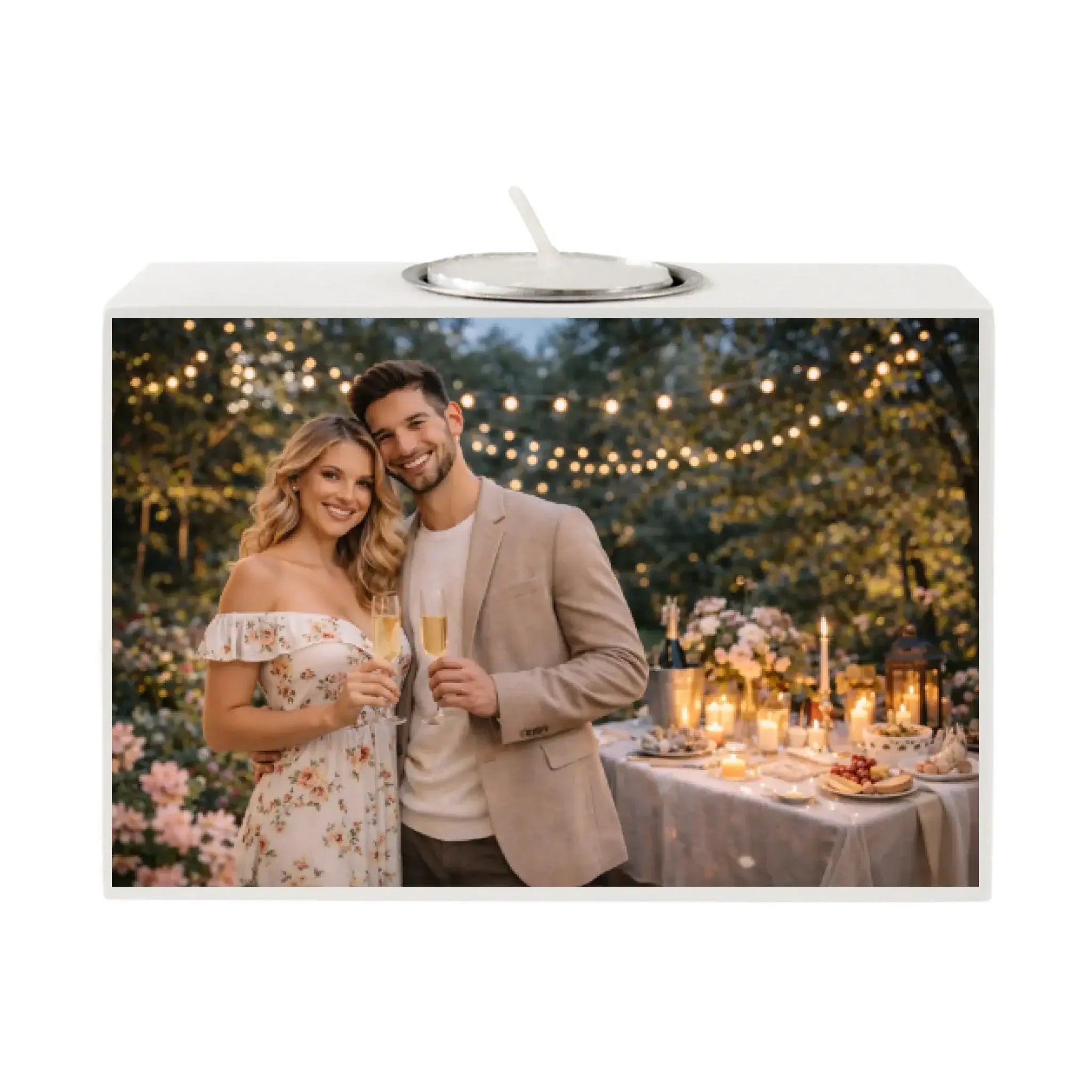 Weißer rechteckiger foto-teelichthalter mit silberner metallkerzenhalterung und foto von paar beim outdoor-dinner