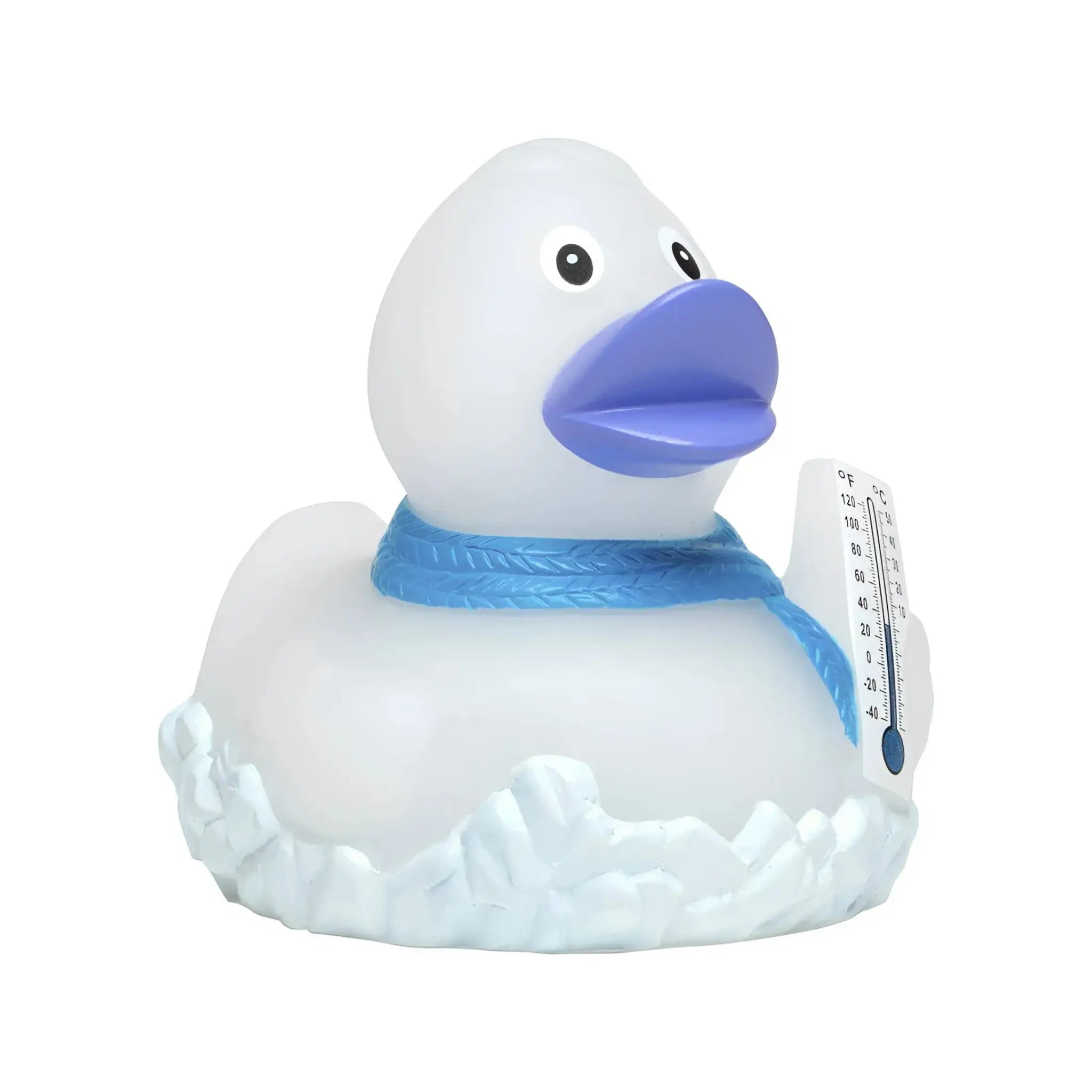 Weiße frostige quietsche-ente mit lila schnabel und blauem schal, hält thermometer im badebereich