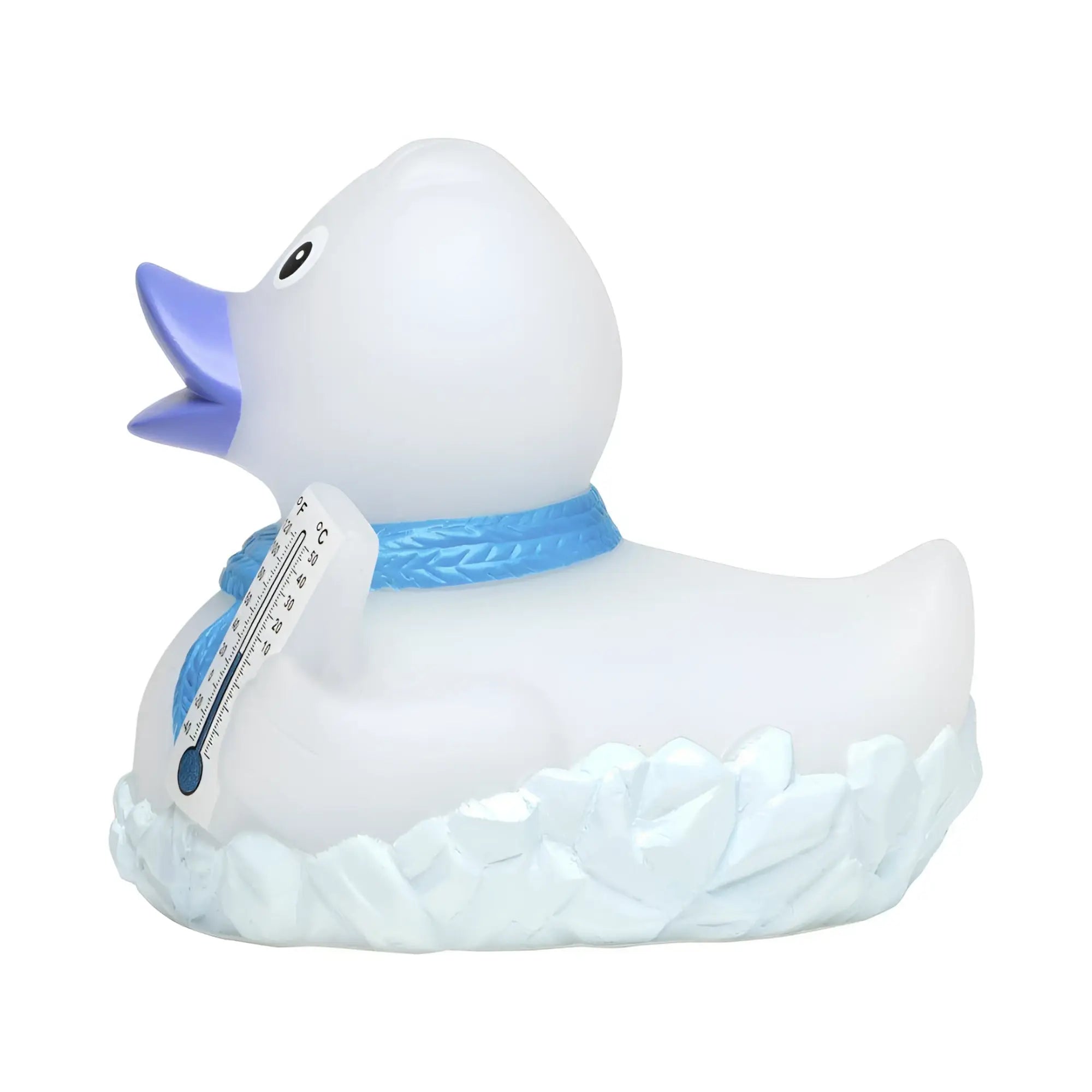 Weiße quietscheente mit blauem schnabel und füßen und geflochtenem blauen schal namens frosty badeente