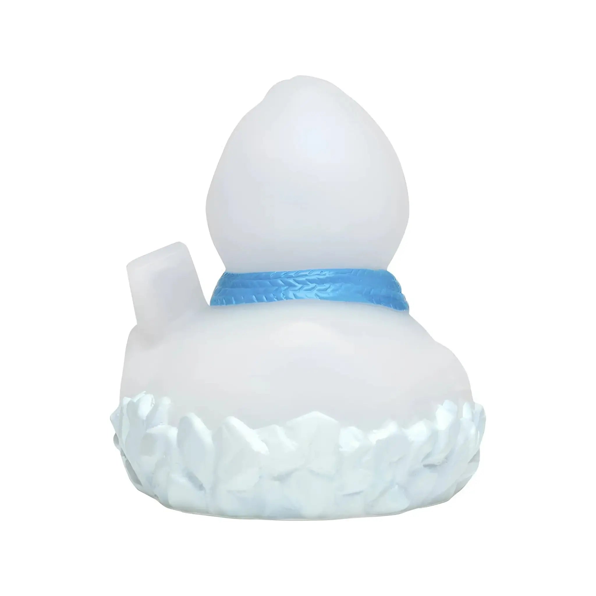Froste weiße quietsche-ente mit blauem strickschal und eisigem kristallbasis als badeente