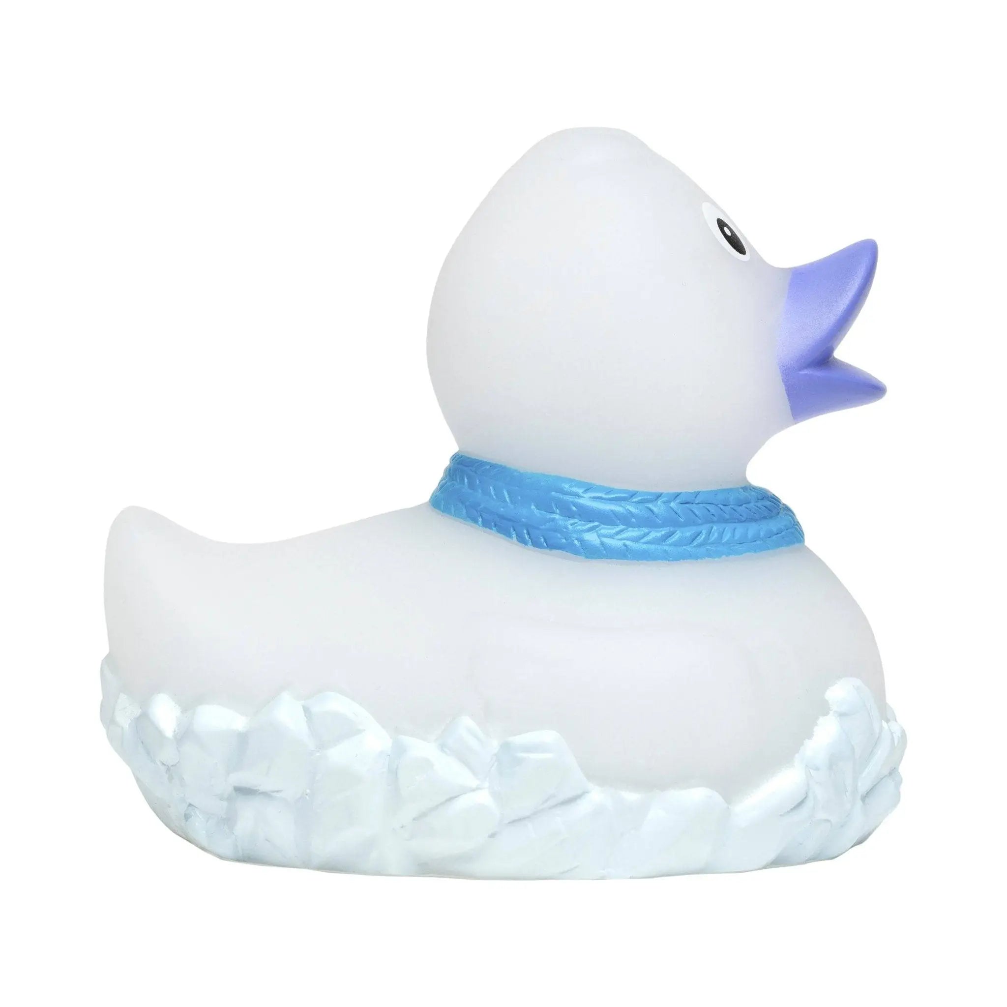 Weißes quietsche-ente badeente mit hellblauem schal und lila schnabel sitzend im eis frostiges design