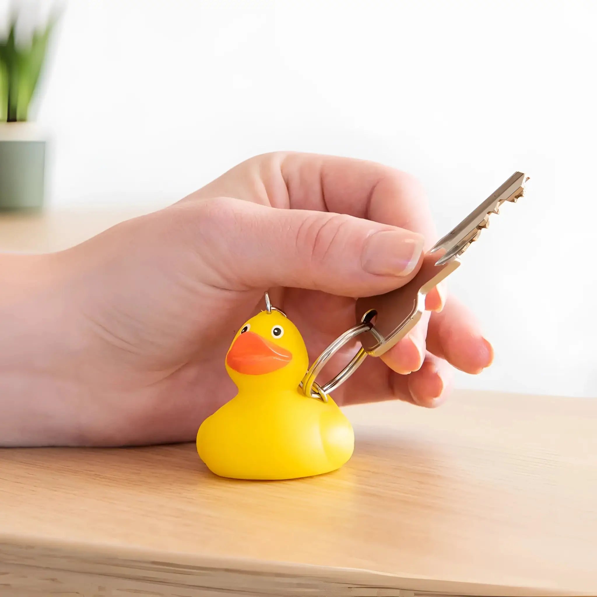 Gelbe Quietscheente Schlüsselanhänger mit orange beak und schwarz eyes attached to Metall ring für keys in full Metall jacket tubbz boxed edition
