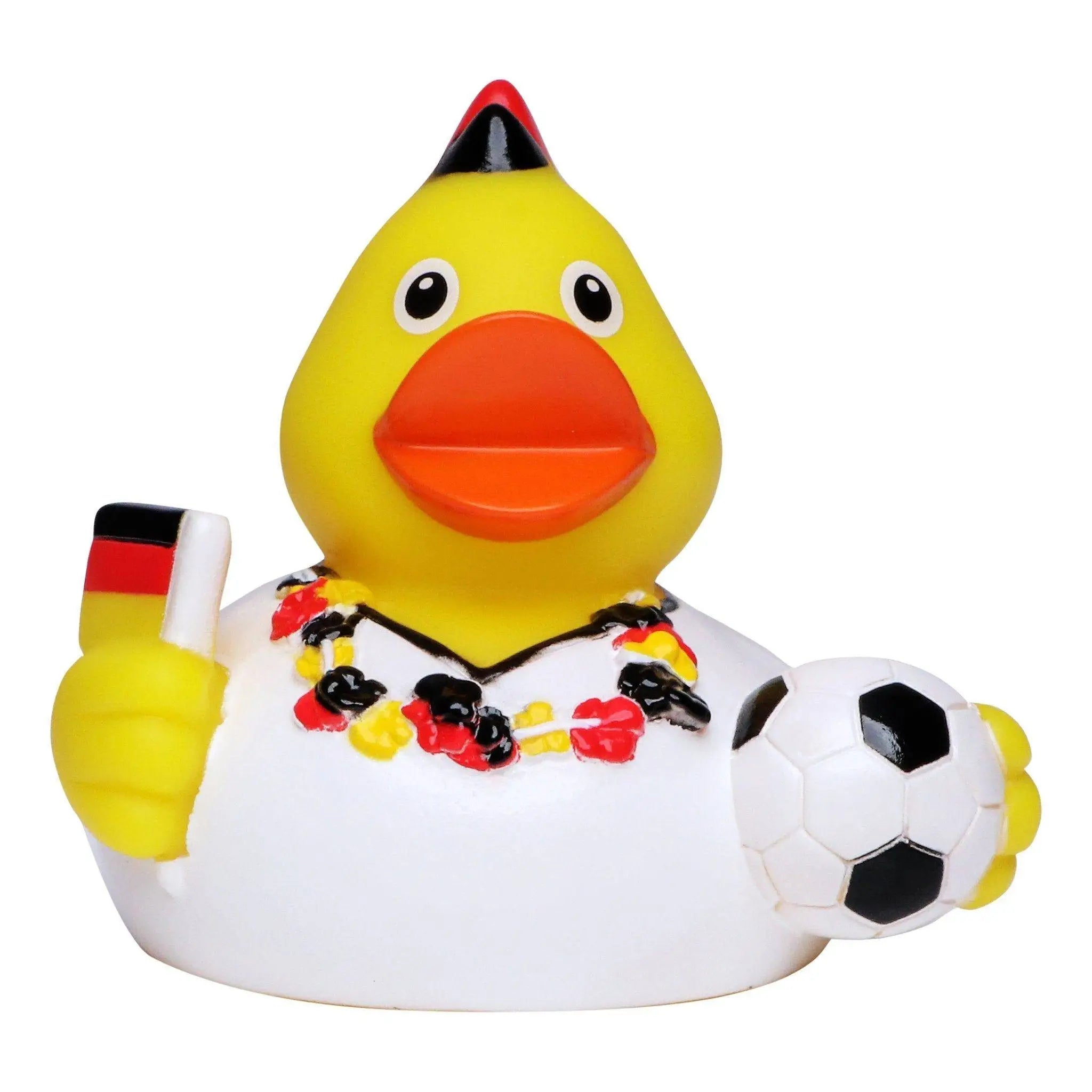 Gelbe quietsche-ente mit orangenem schnabel, weißem trikot mit rot-schwarzer blumenborte, die eine deutsche flagge und einen fußball hält
