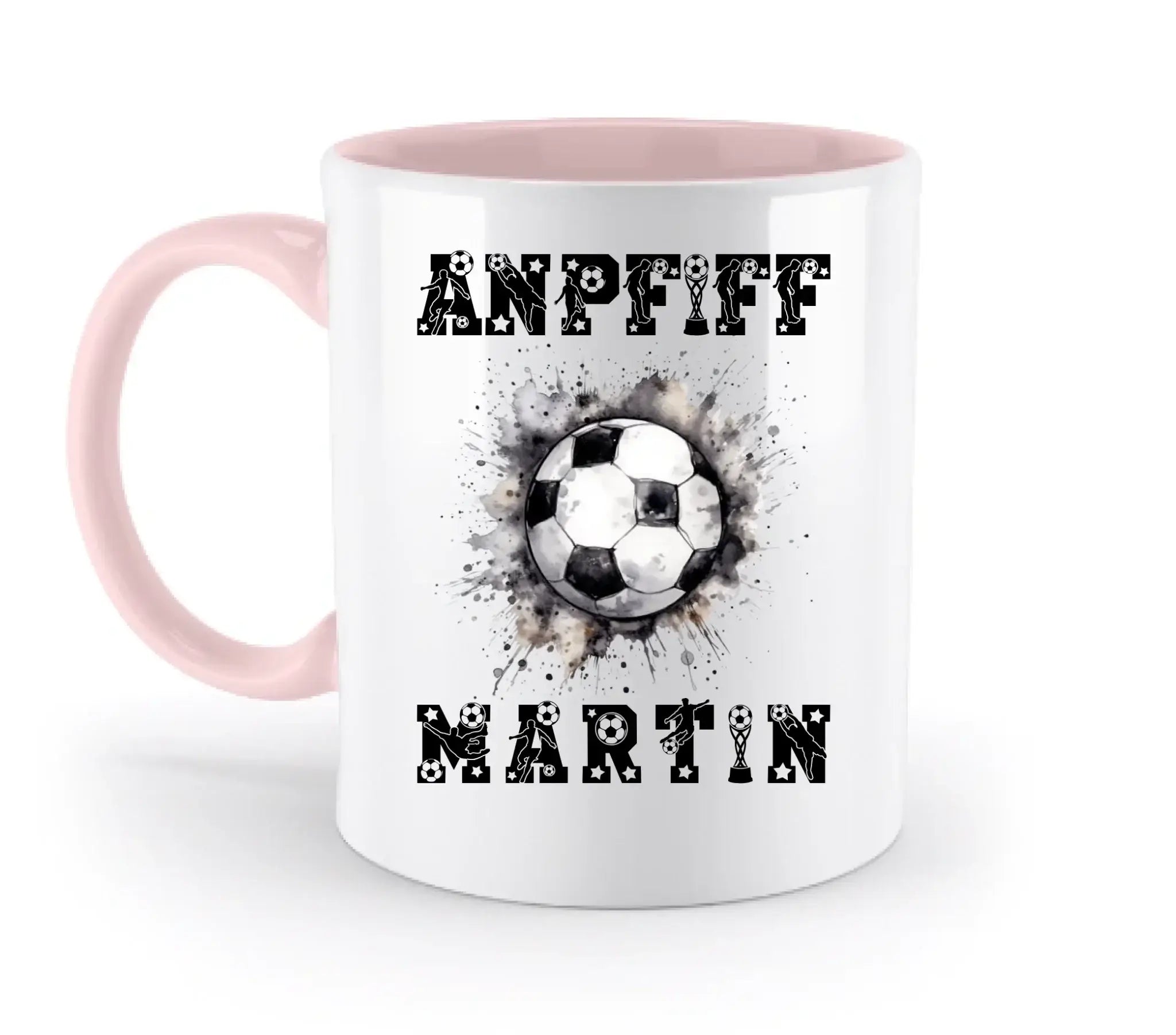 Weiße keramik-tasse mit pinkem griff und innen, schwarzem fußballdesign und personalisierbarem wunschtext