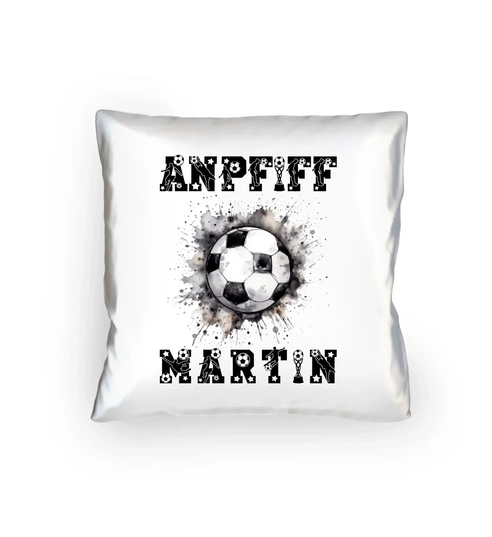 Weiße dekokissen mit schwarz weißem fußballmotiv und stilisierten schriftzügen anpfit und martin personalisiert