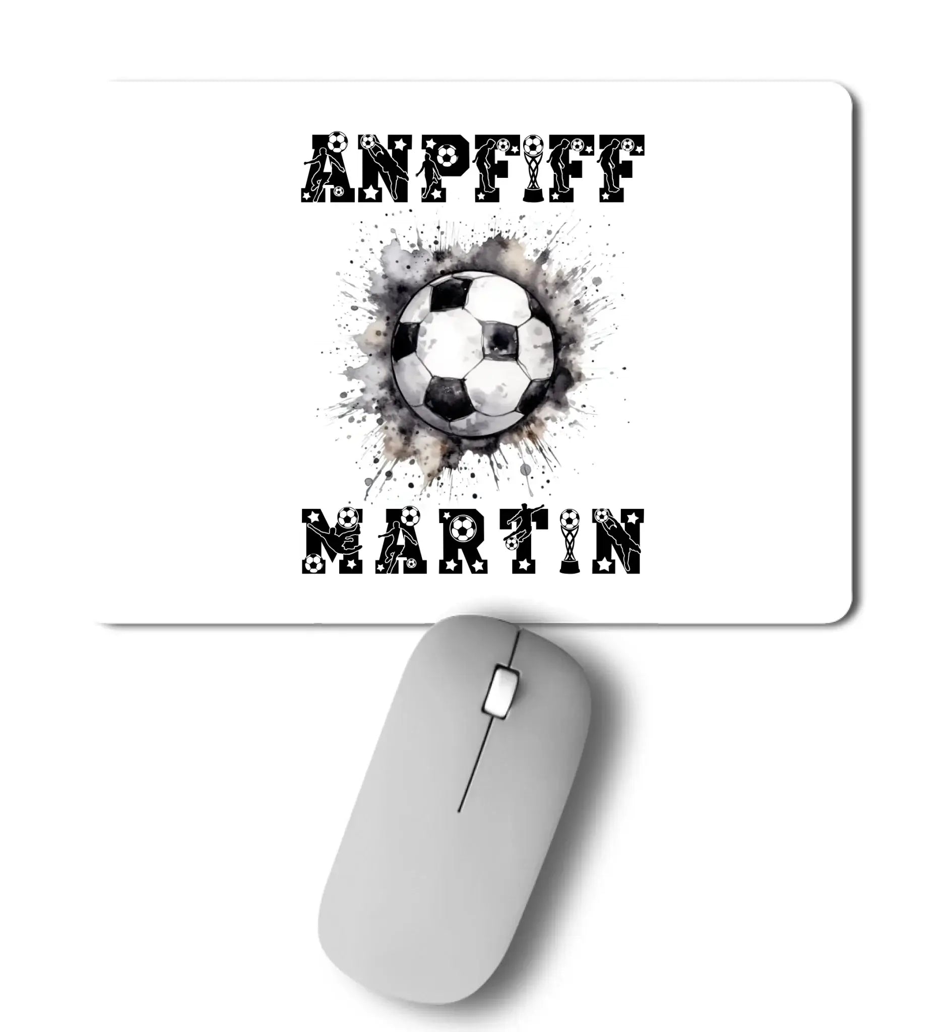Weißes mauspad mit schwarzweißem fußball im aquarellstil und anpfit martin als personalisierter text plus graue kabellose maus