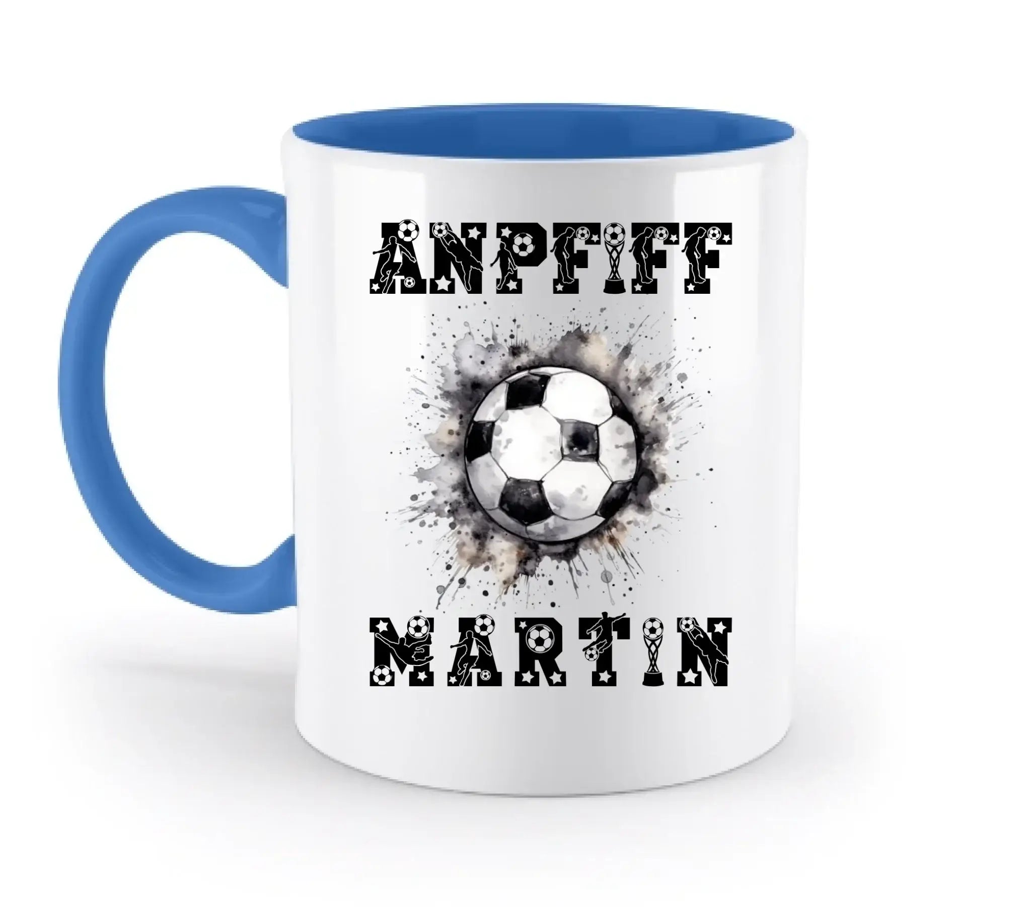 Weiße keramiktasse mit blauem innenrand und griff mit fußballmotiv und personalisiertem schriftzug andpff martin