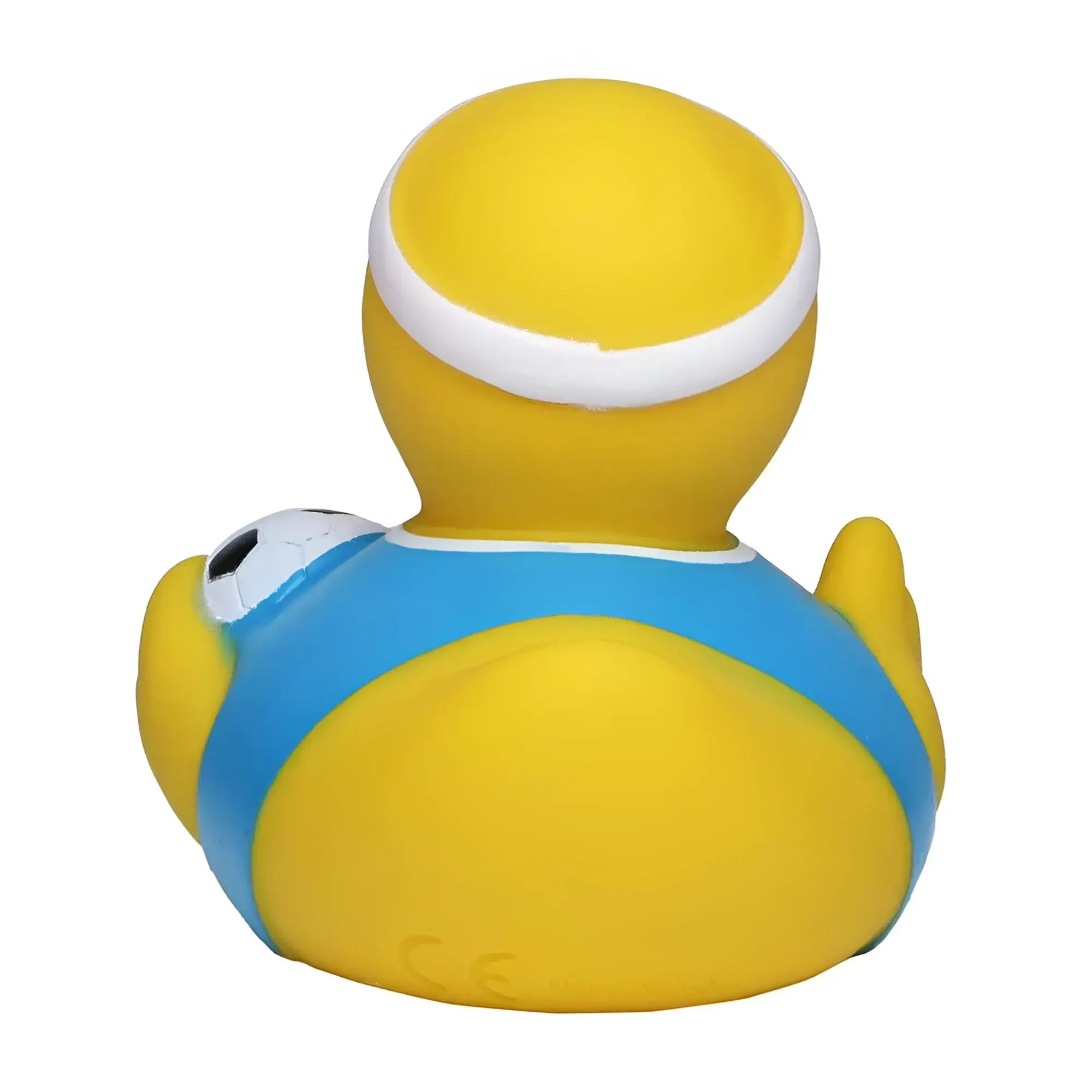 Gelbe quietscheente fußballer mit blauem spieljersey und fußball für bad spaß und sammlung