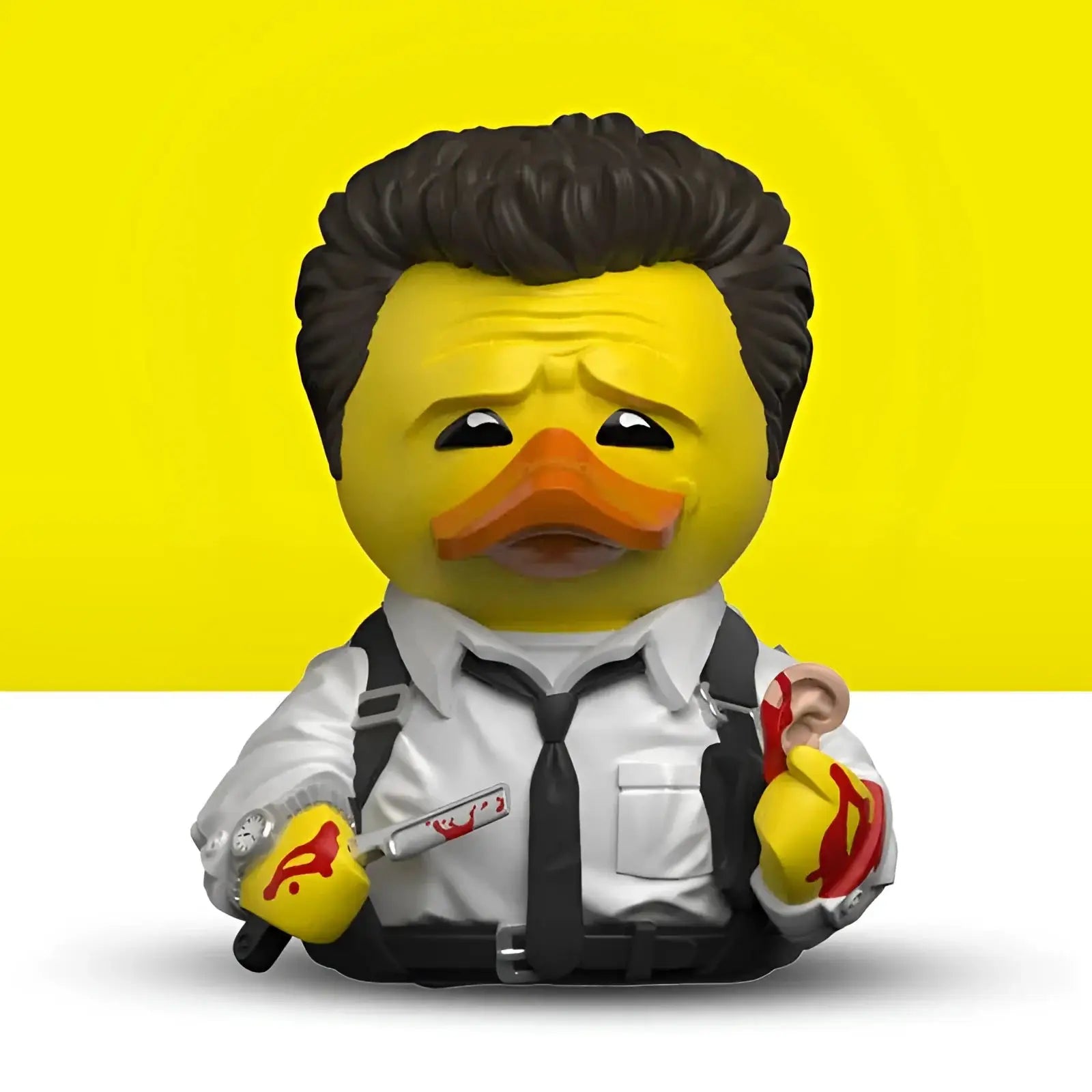 Gelbe gummiente im geschenkset reservoir dogs als detektiv mit schwarzem haar weißem shirt und blutiger messerfigur